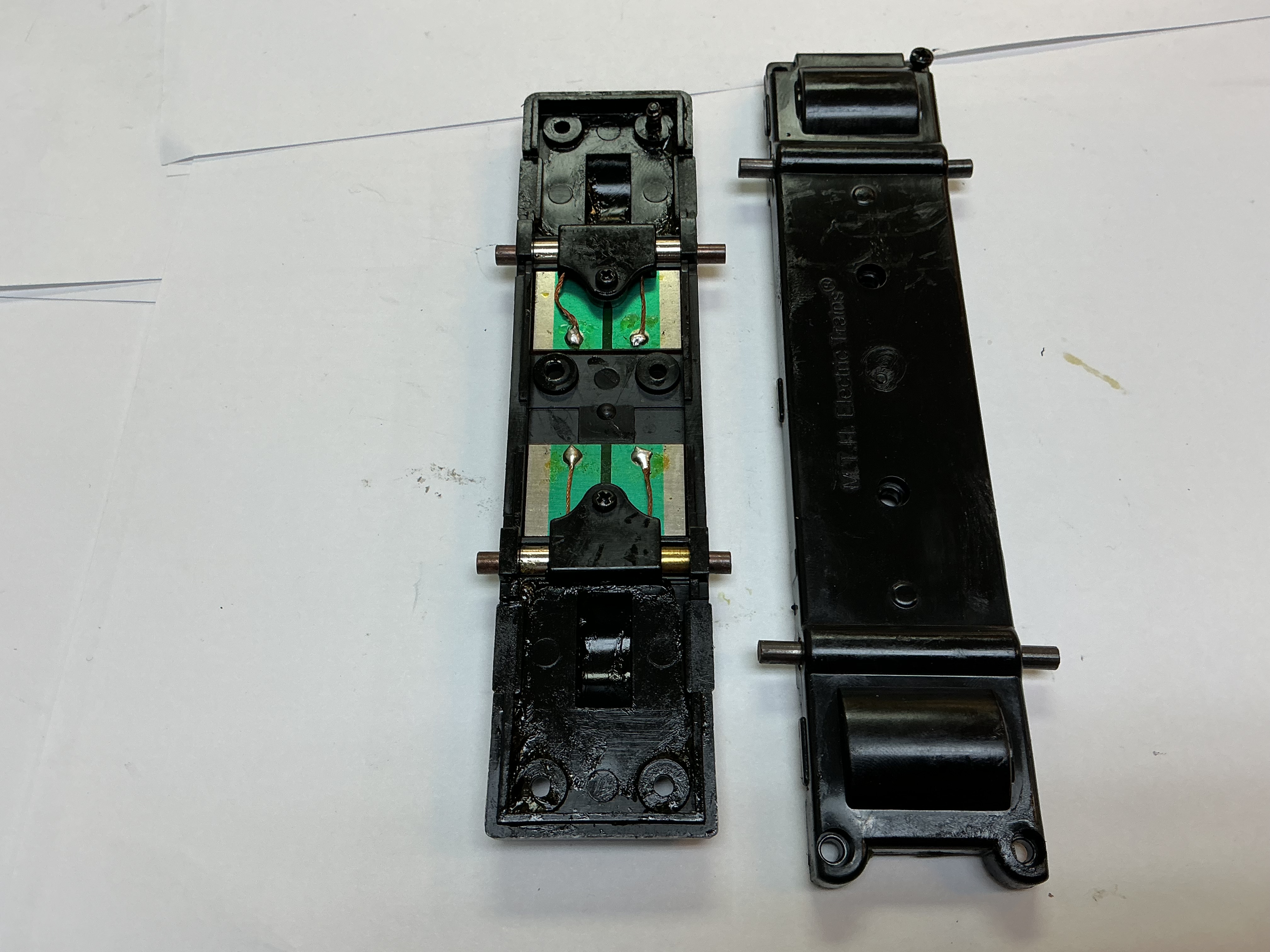 BOTTOM PLATE / 6-WHEEL TRUCK / W/PICK UP BRUSES / EARLY HORIZONTAL MOTOR / RAILKING ONE GAUGE DASH-8