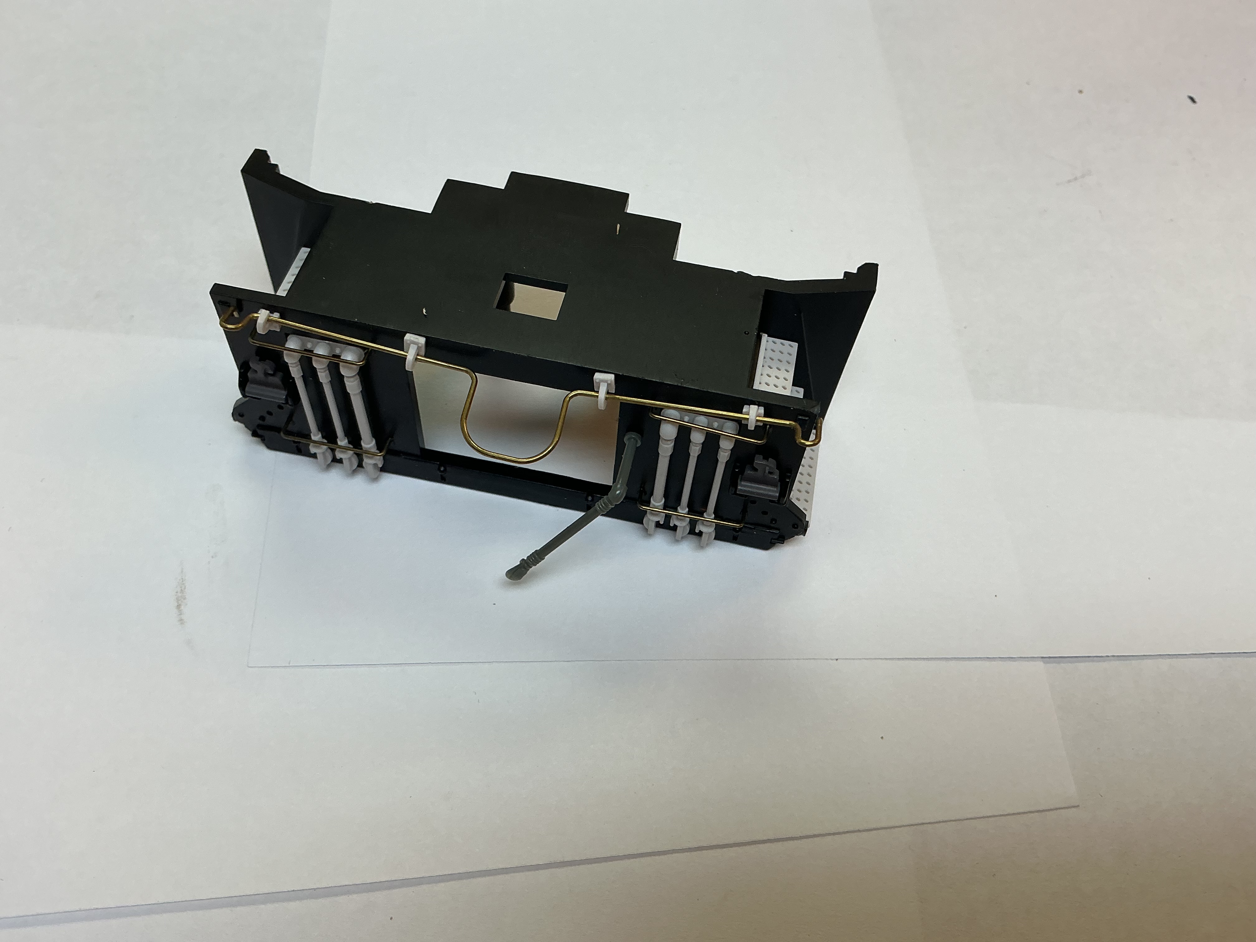 PILOT / TRUCK MOUNTED / REAR / UNPAINTED / RAILKING ONE GAUGE ES44AC