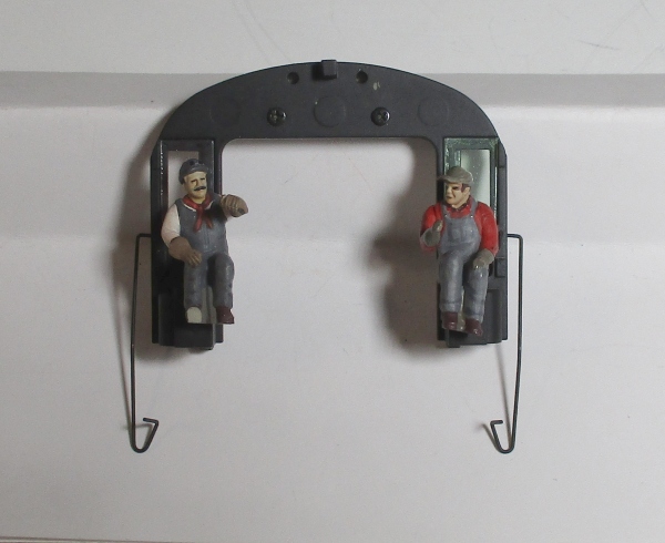 CAB REAR WALL / BLACK / W/FIGURES / W/GRAY CURTAINS / W/HANDRAILS / PREMIER 0-8-0