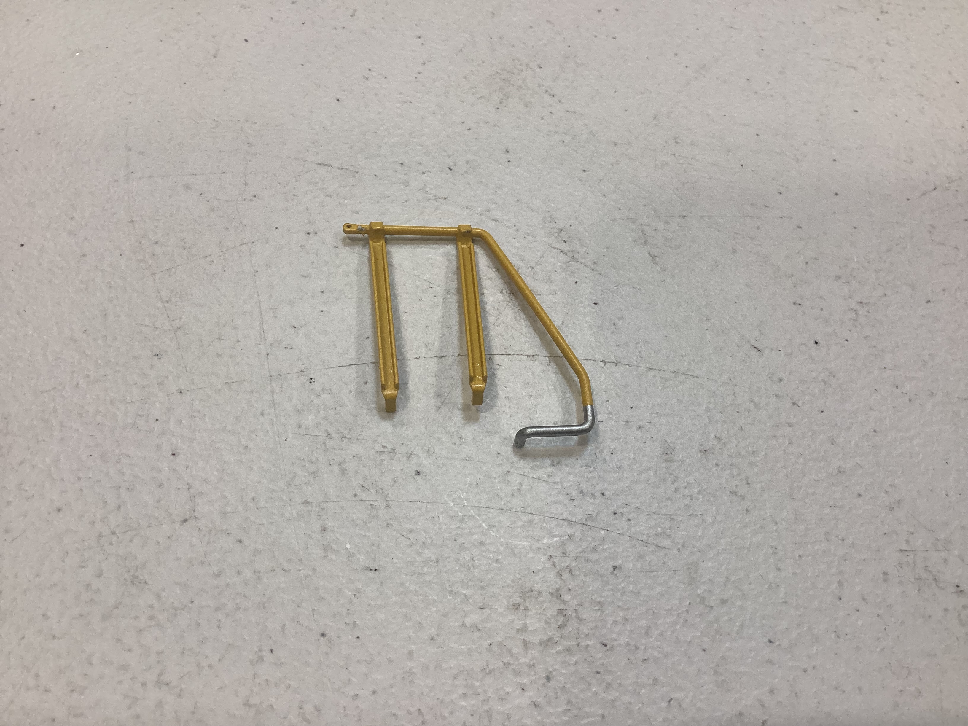 HANDRAIL / REAR PILOT DECK / RH SIDE / YELLOW W/SILVER BOTTOM / NARROW NOSE / RAILKING ONE GAUGE DASH-8