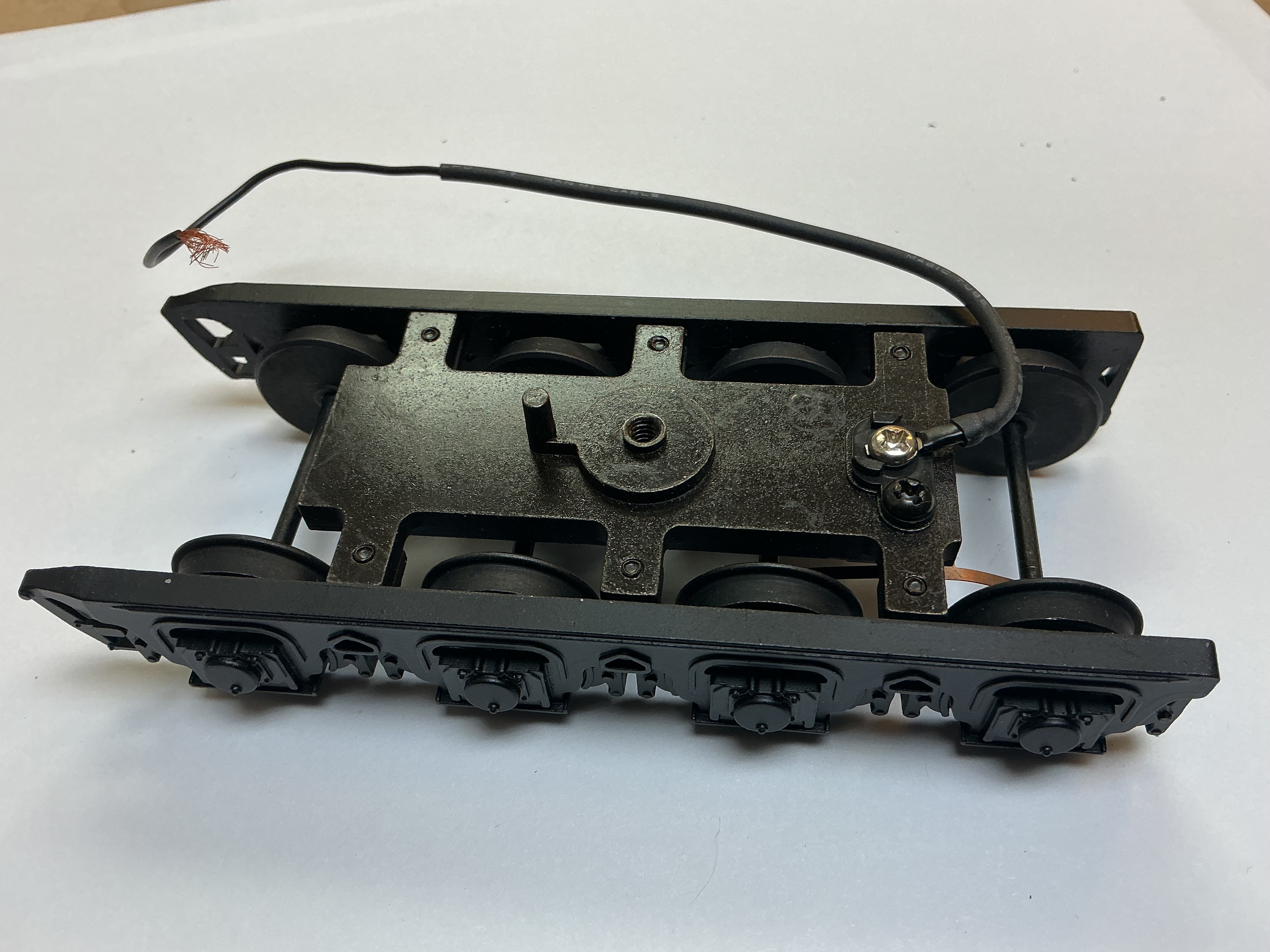 TENDER TRUCK / 8-WHEEL / 2-RAIL / BLACK / W/O CHAINS / W/AXLE CONTACT / PREMIER J-1 2-10-4