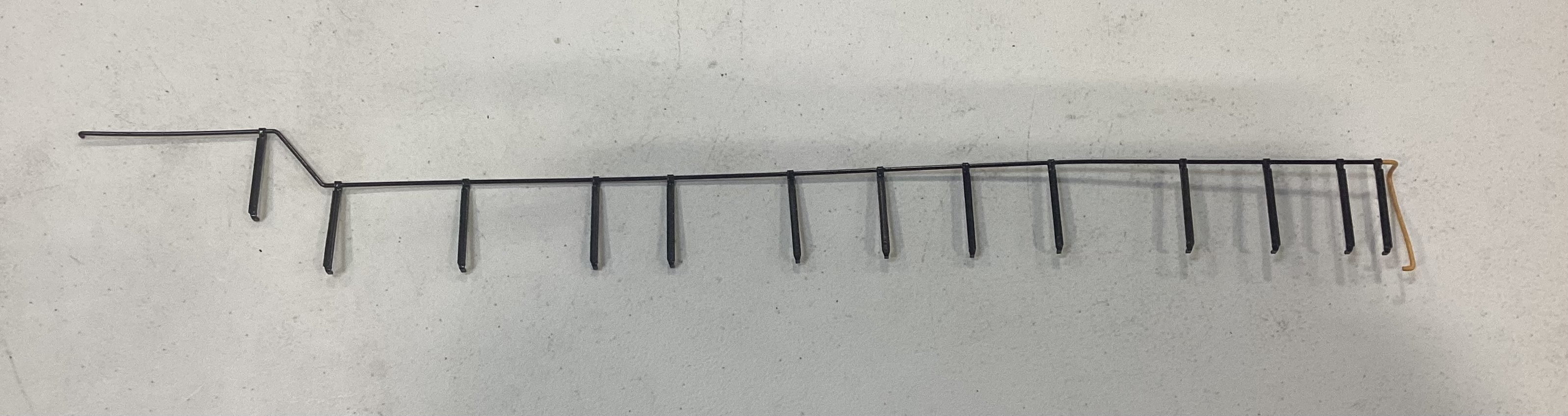 HANDRAIL / RH SIDE / LONG / BLACK W/YELLOW END / NARROW NOSE /RAILKING  ONE GAUGE DASH-8