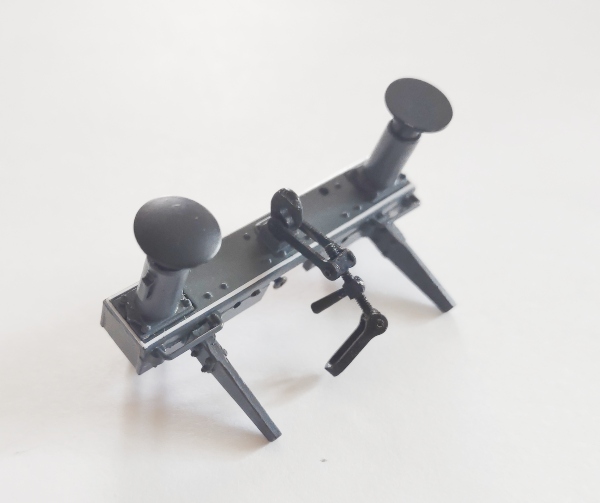 REAR BEAM / W/BUFFERS / 2-RAIL / BLACK BUFFERS / GRAY W/WHITE TRIM BEAM / W/EUROPEAN COUPLER / TENDER / PREMIER BR44