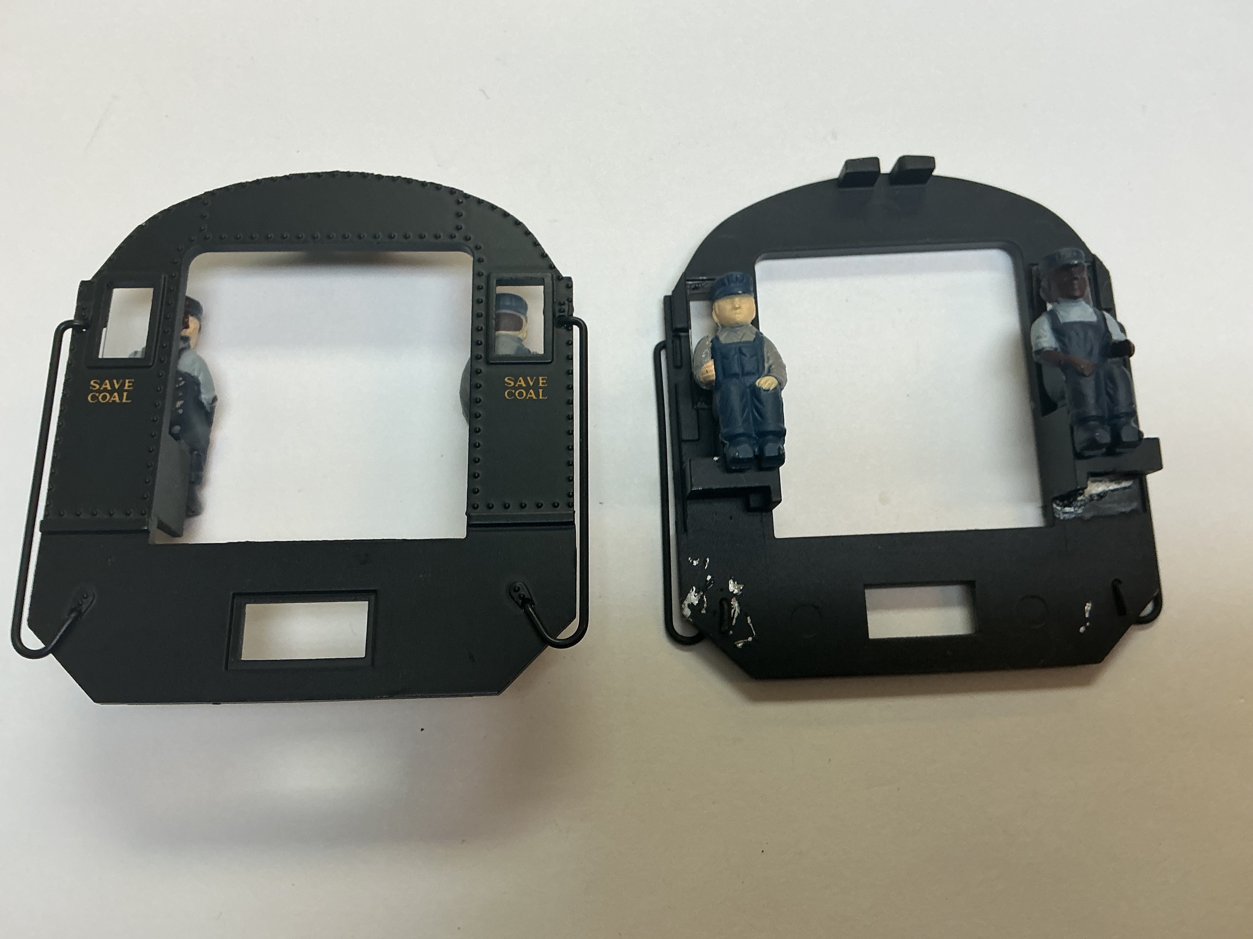 CAB REAR WALL / BLACK / W/SAVE COAL ON EACH SIDE / W/FIGURES / PREMIER LIGHT MIKADO 2-8-2