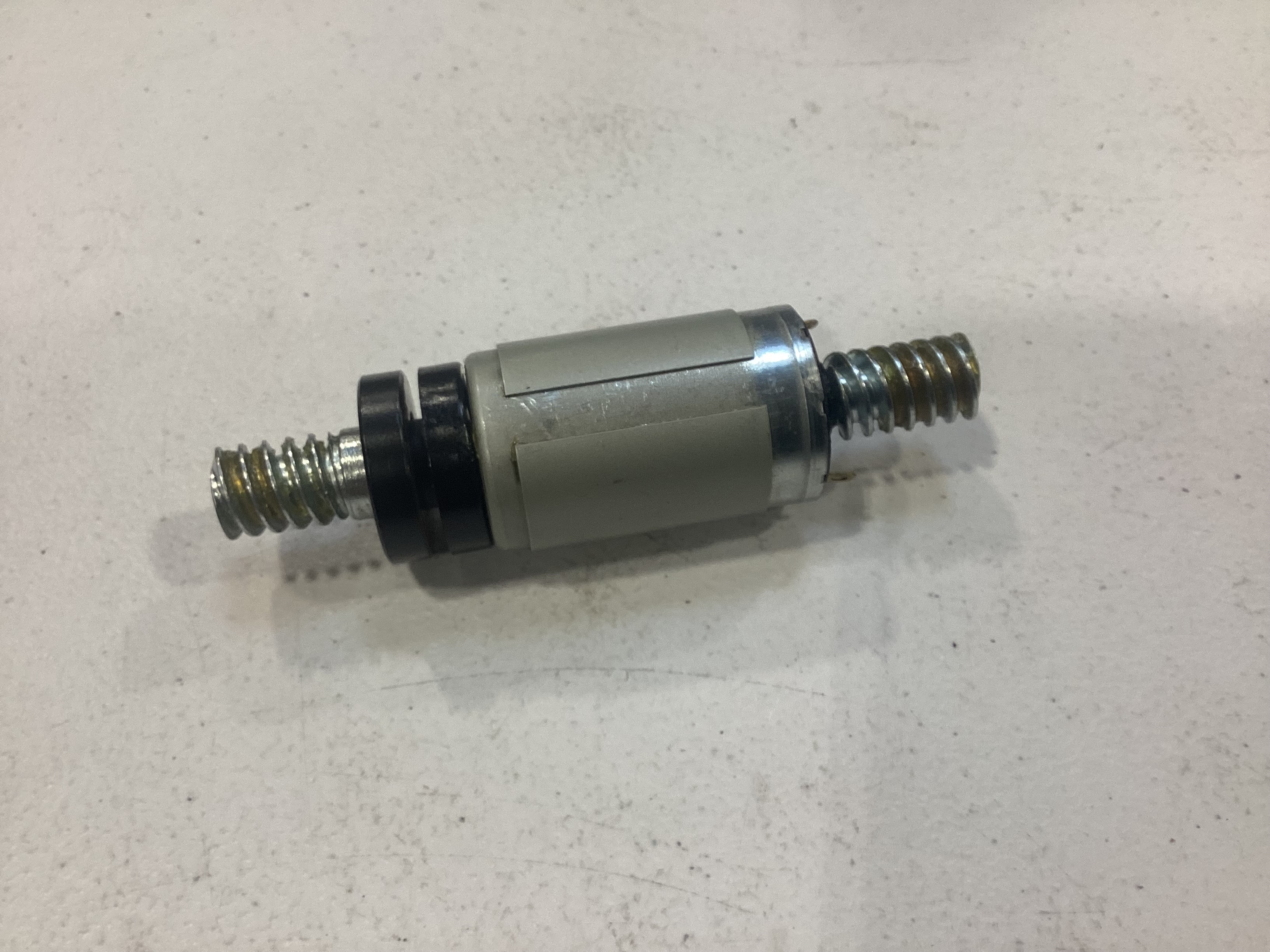 DC MOTOR / HC485G / F/W 27mm D x 6mm THICK / OVERALL LENGTH 110mm / NO TACH BKT / BLACK / RAILKING ONE GAUGE DASH-8 (4-WHL TRUCK) FIRST RUN