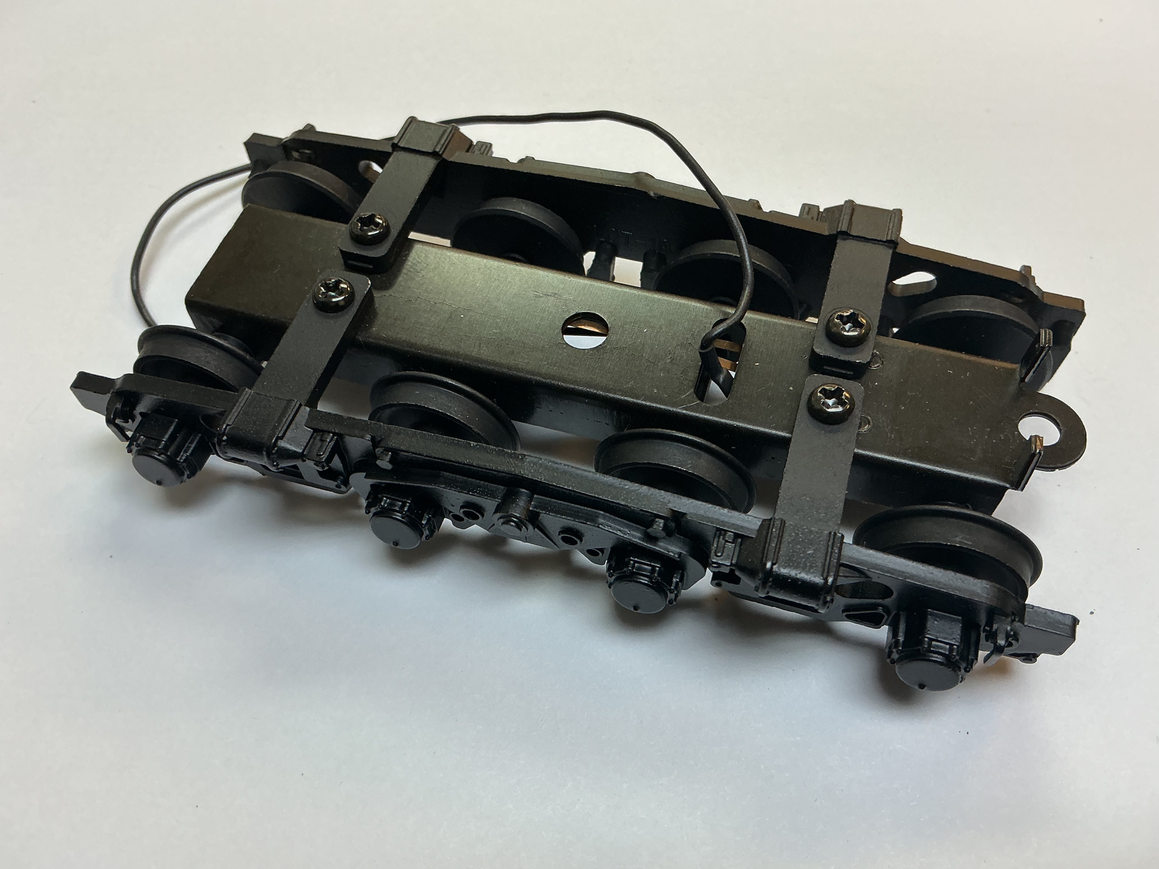 TENDER TRUCK / 8-WHEEL / 2-RAIL / BLACK / W/O CHAINS / W/AXLE CONTACTS / PREMIER J-1 2-10-4