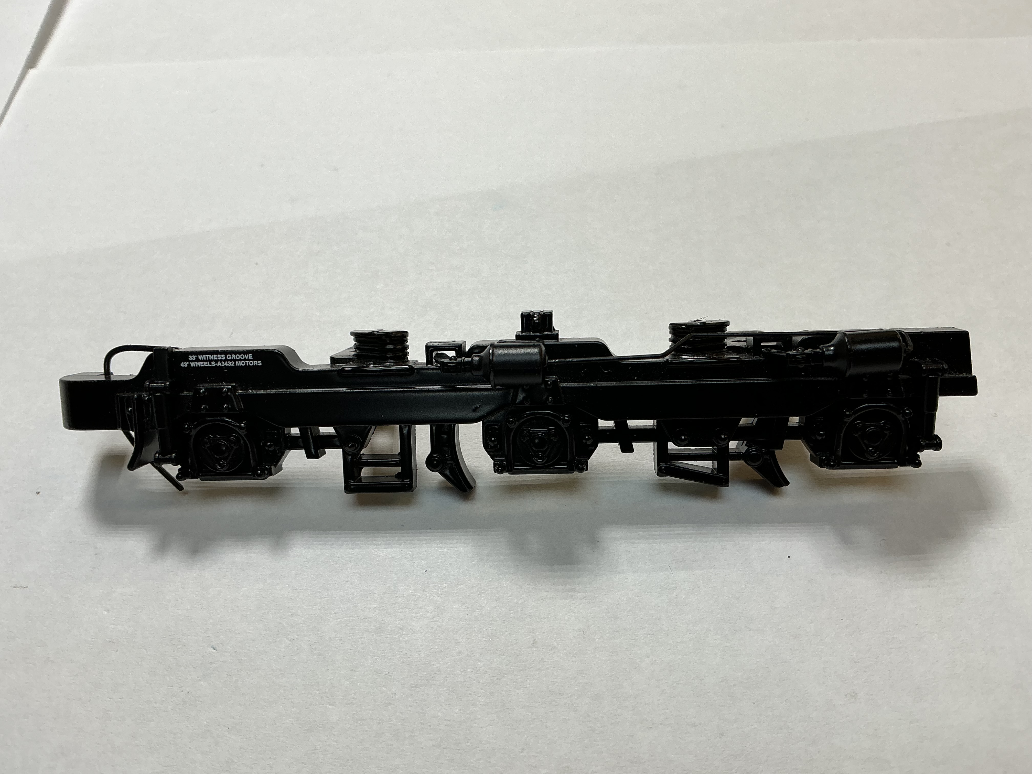 SIDE FRAME / 3-AXLE / RF & LR / BLACK / W/SEPARATE AIR RESERVOIRS & BRAKE LINE / PREMIER SD70ACE
