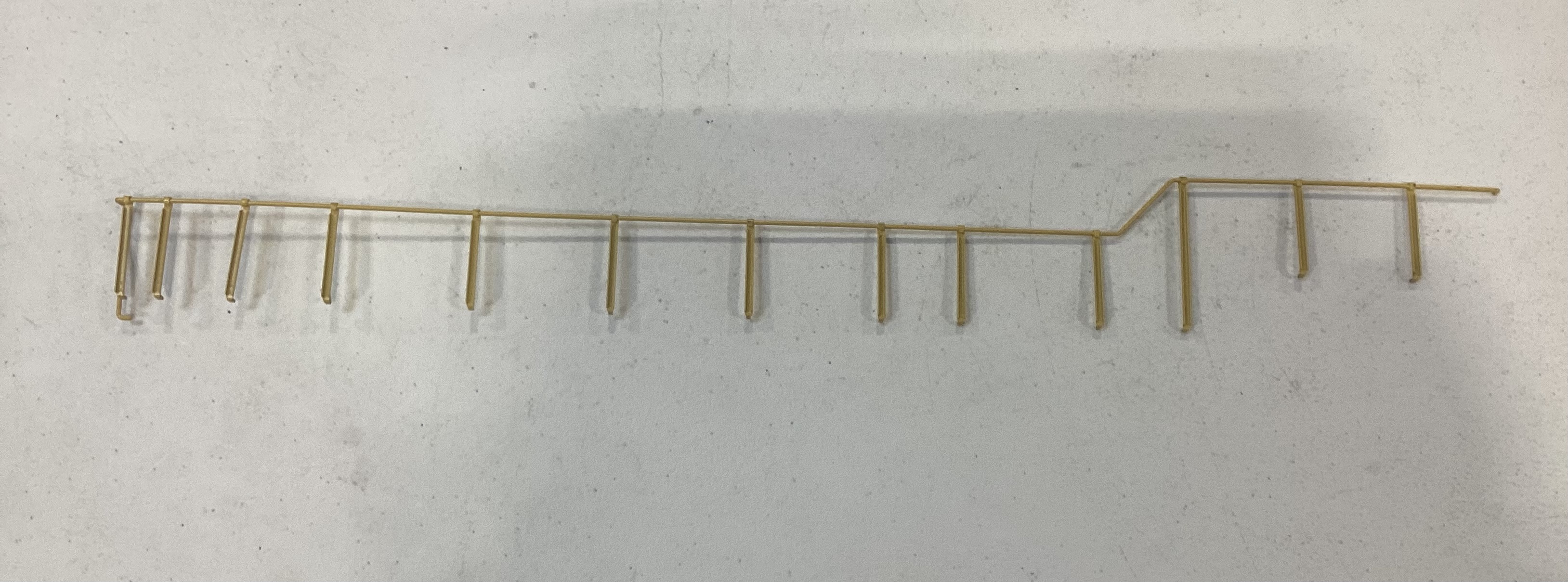 HANDRAIL / RH SIDE / LONG / YELLOW / NARROW NOSE / RAILKING ONE GAUGE DASH-8