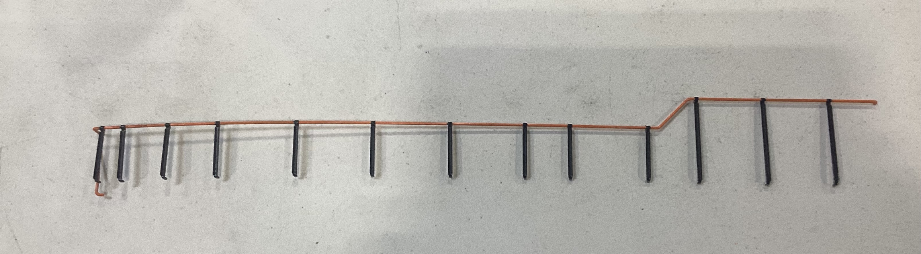 HANDRAIL / RH SIDE / LONG / HALLOWEEN ORANGE W/BLACK STANCHIONS / NARROW NOSE / RAILKING ONE GAUGE DASH-8