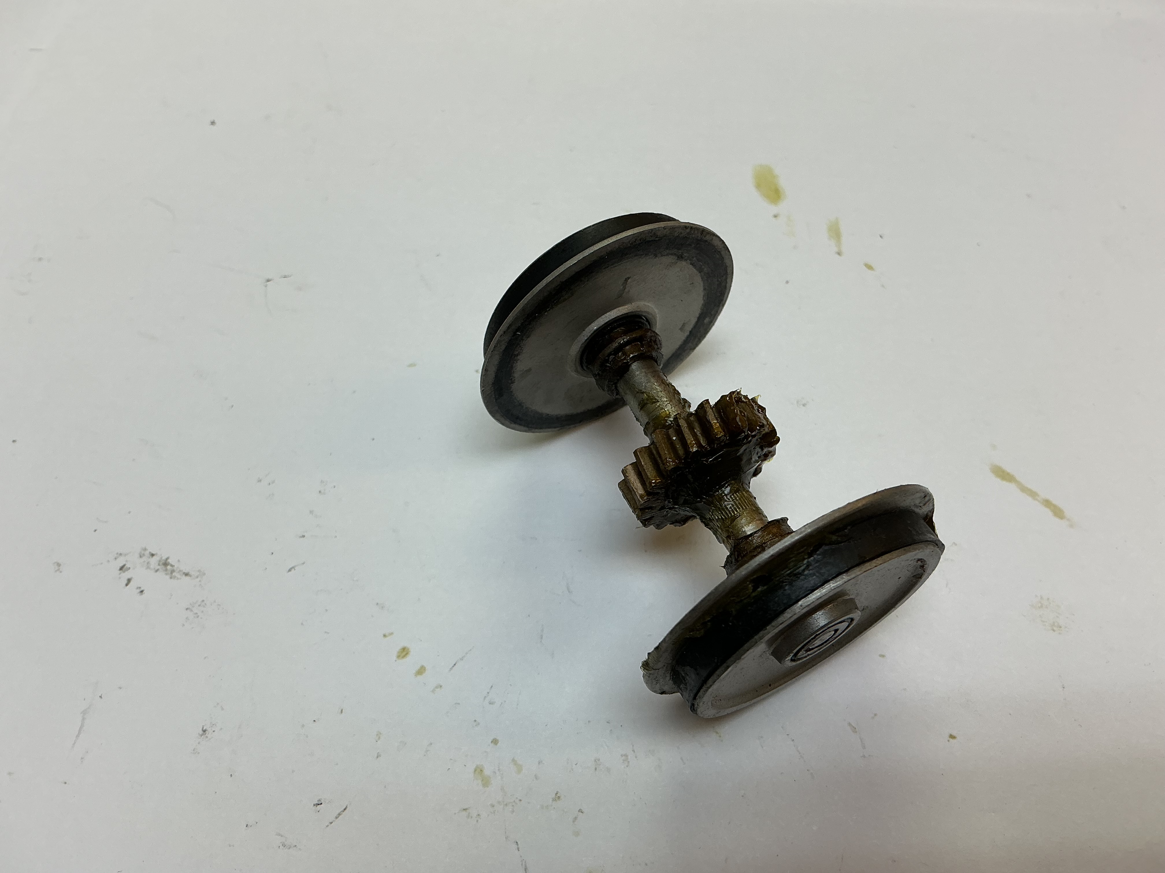 WHEEL & AXLE ASSEMBLY / W/BEARINGS & WORM WHEEL / SILVER WHEELS / W/TRACTION TIRES / EARLY 4-WHEEL TRUCKS / RAILKING ONE GAUGE DASH-8