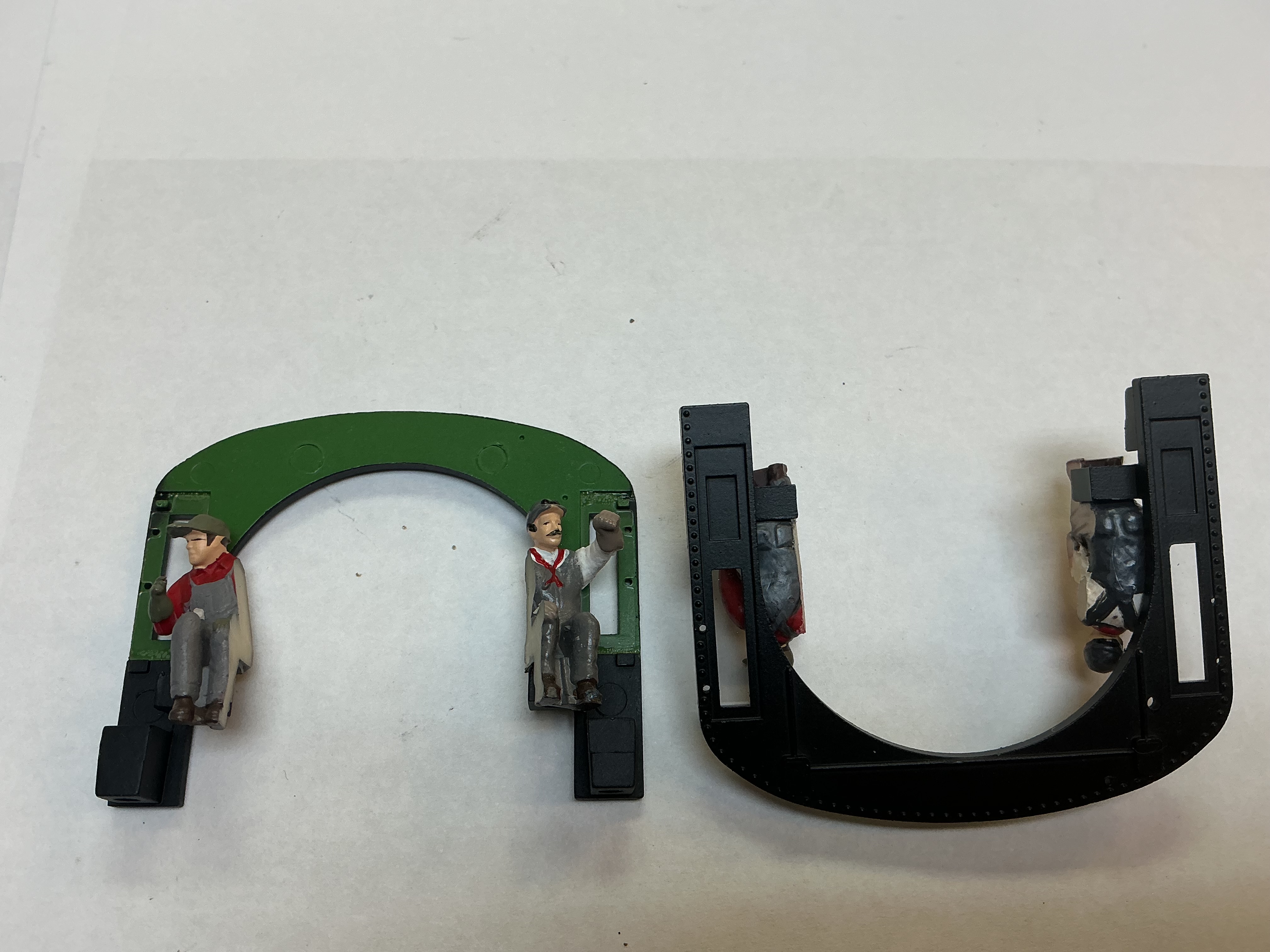 CAB REAR WALL / W/2 FIGURES / BLACK W/GREEN INTERIOR / PREMIER CAMELBACK 4-6-0