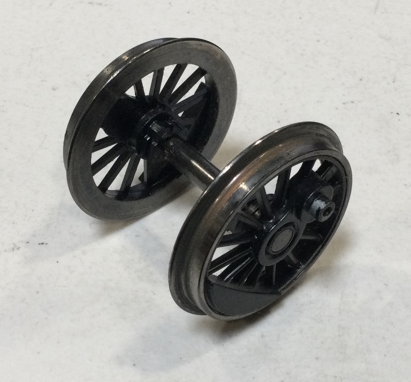 WHEEL & AXLE ASSEMBLY / DRIVER W/BEARINGS / CENTER & REAR 1ST & 4TH POS / FRONT 1ST POS /  / RAILKING ONE GAUGE TRIPLEX