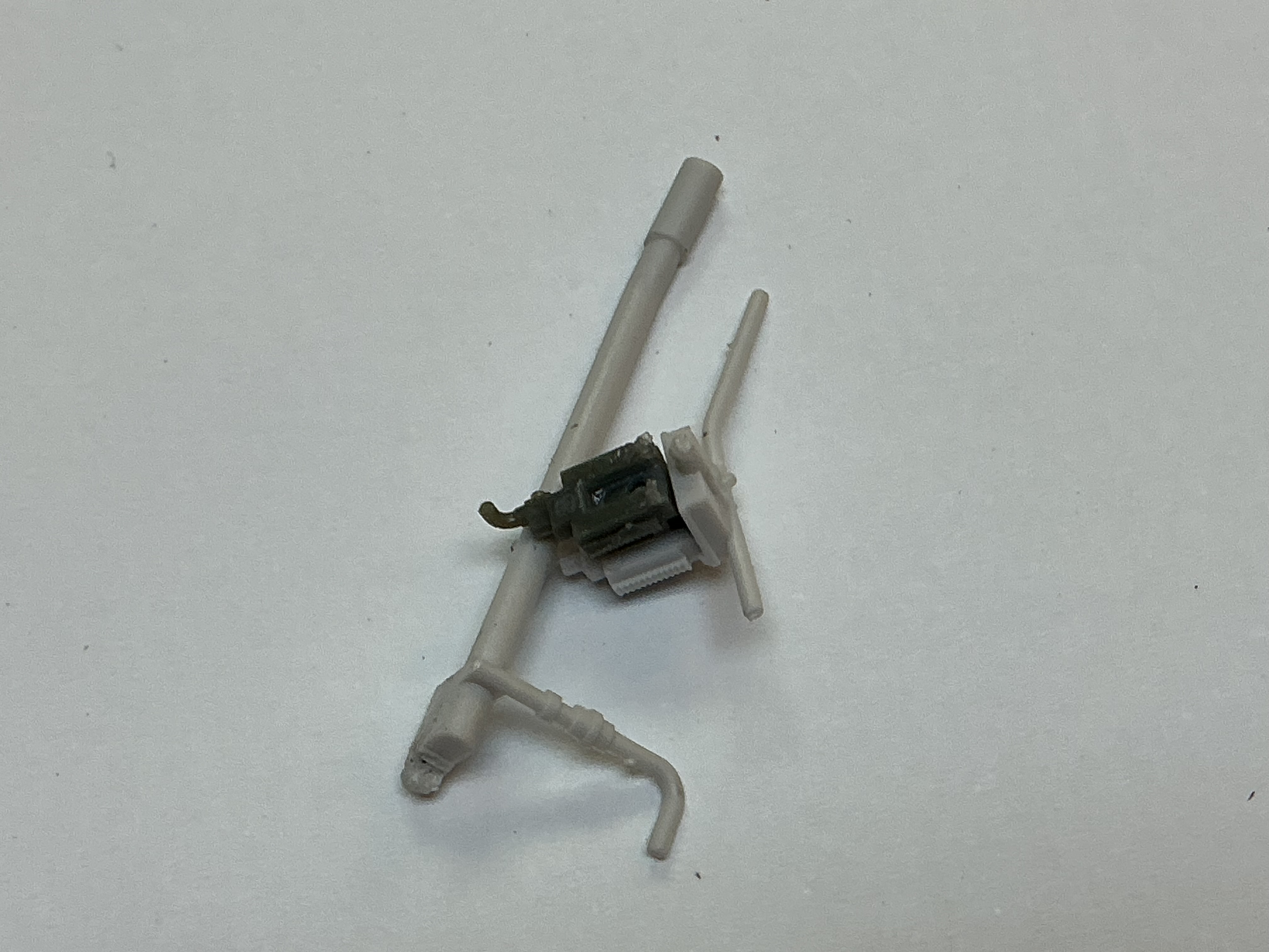 FUEL LINE W/FILTER / RH FRAME / FRONT / UNPAINTED / RAILKING ONE GAUGE ES44AC