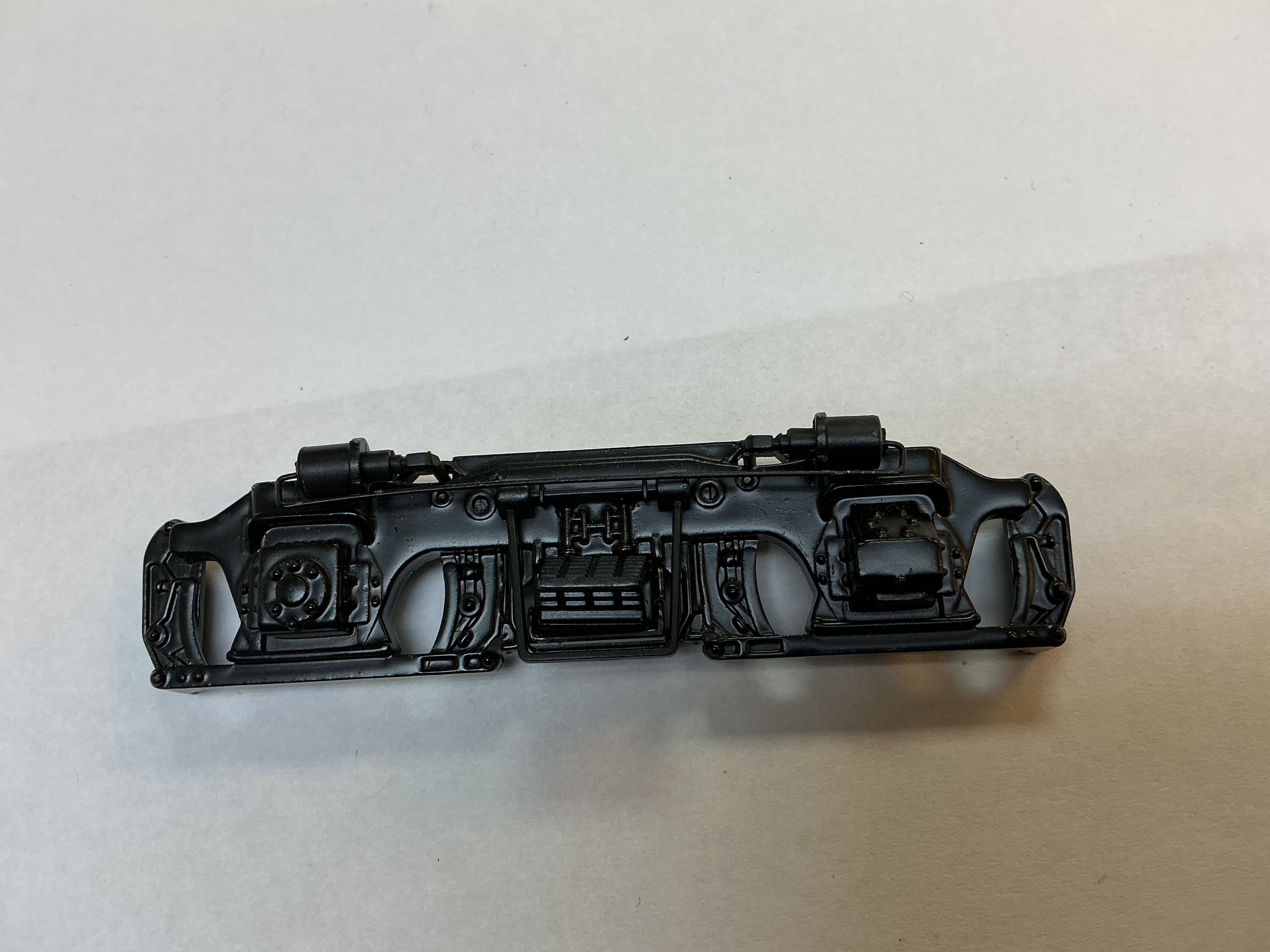 SIDE FRAME / 2-AXLE / BLACK / W/BRAKE CYLINDERS & SEPARATE AIR LINE & STABILIZER BAR / PREMIER GP-40