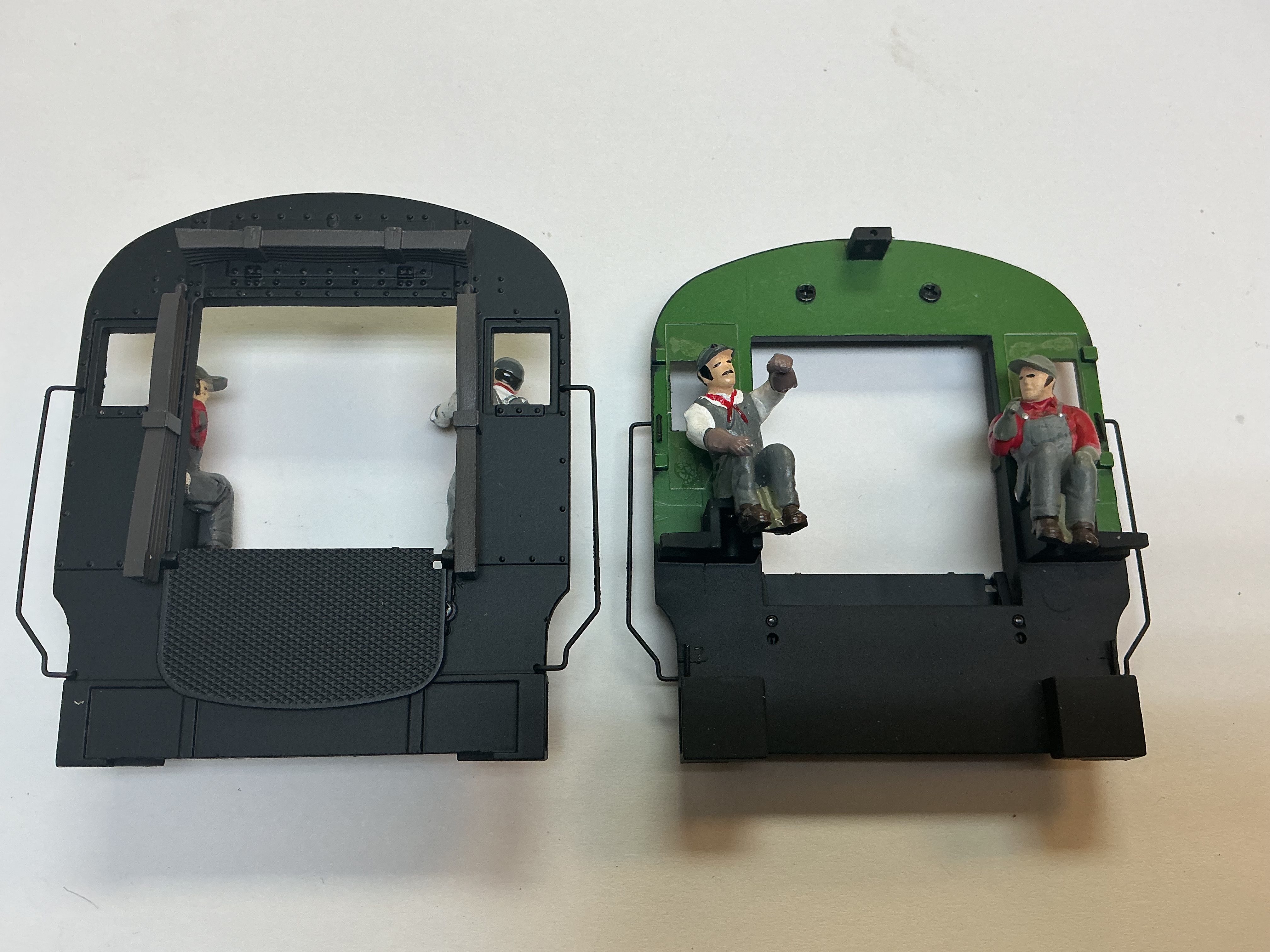 CAB REAR WALL / BLACK / W/ENGINEER & FIREMAN FIGUIRES / PREMIER A-5 SWITCHER 0-4-0