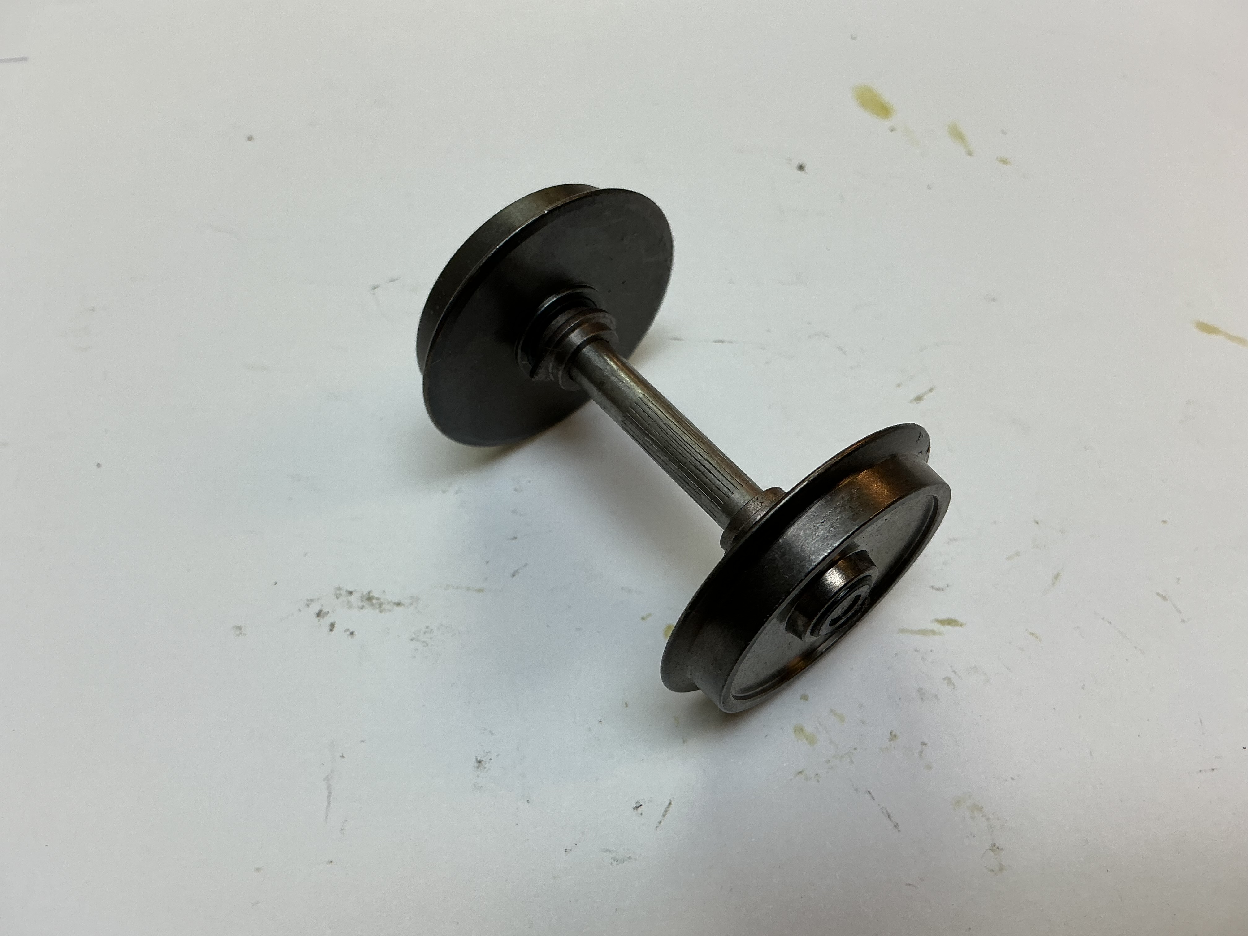 WHEEL & AXLE ASSEMBLY / W/BEARINGS / NON-POWERED 4-WHEEL TRUCK / RAILKING ONE GAUGE DASH-8