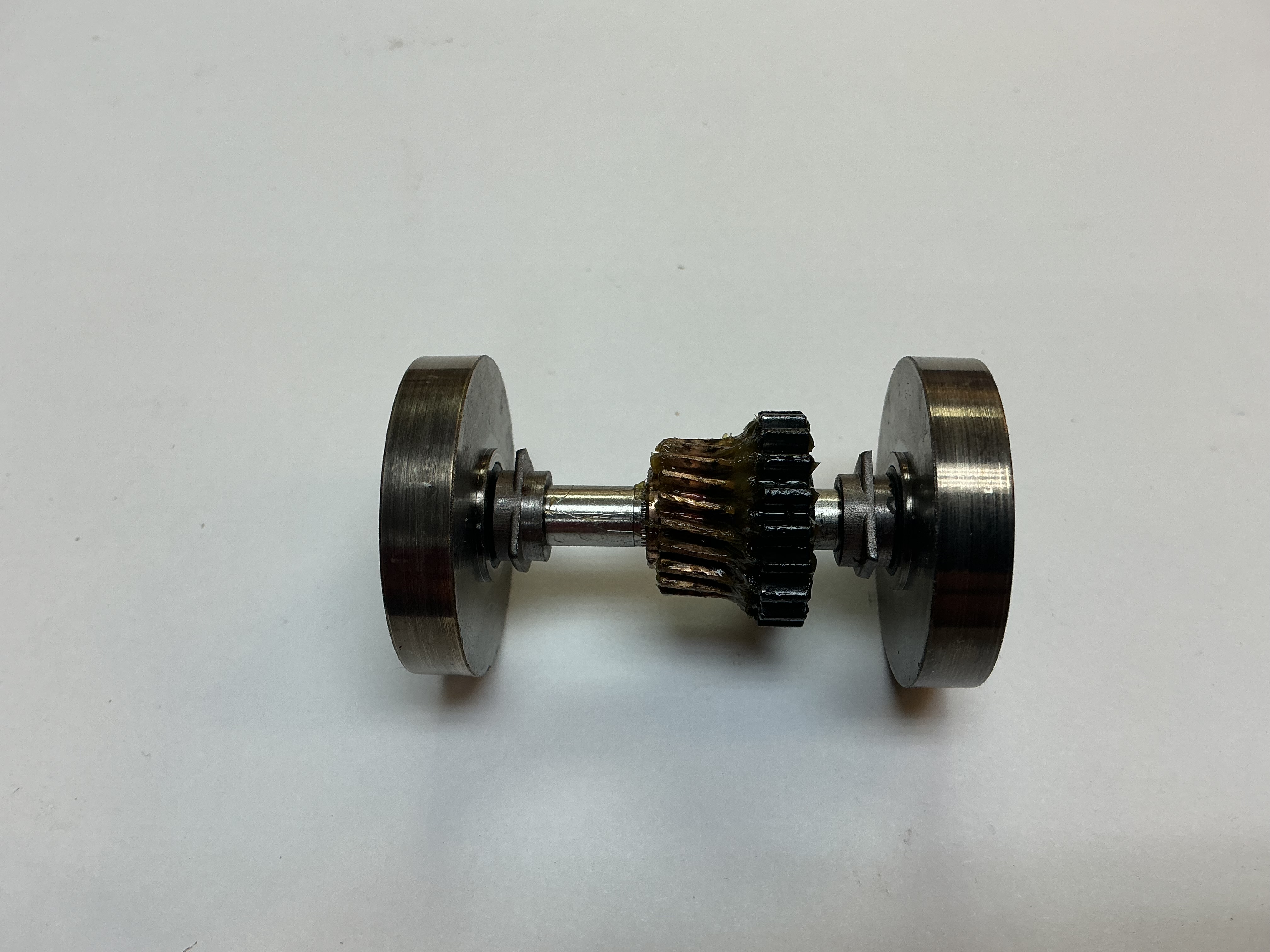 WHEEL & AXLE ASSEMBLY / CENTER / BLIND / W/WORM WHEEL & GEAR / W/BEARINGS / RAILKING ONE GAUGE ALCO PA