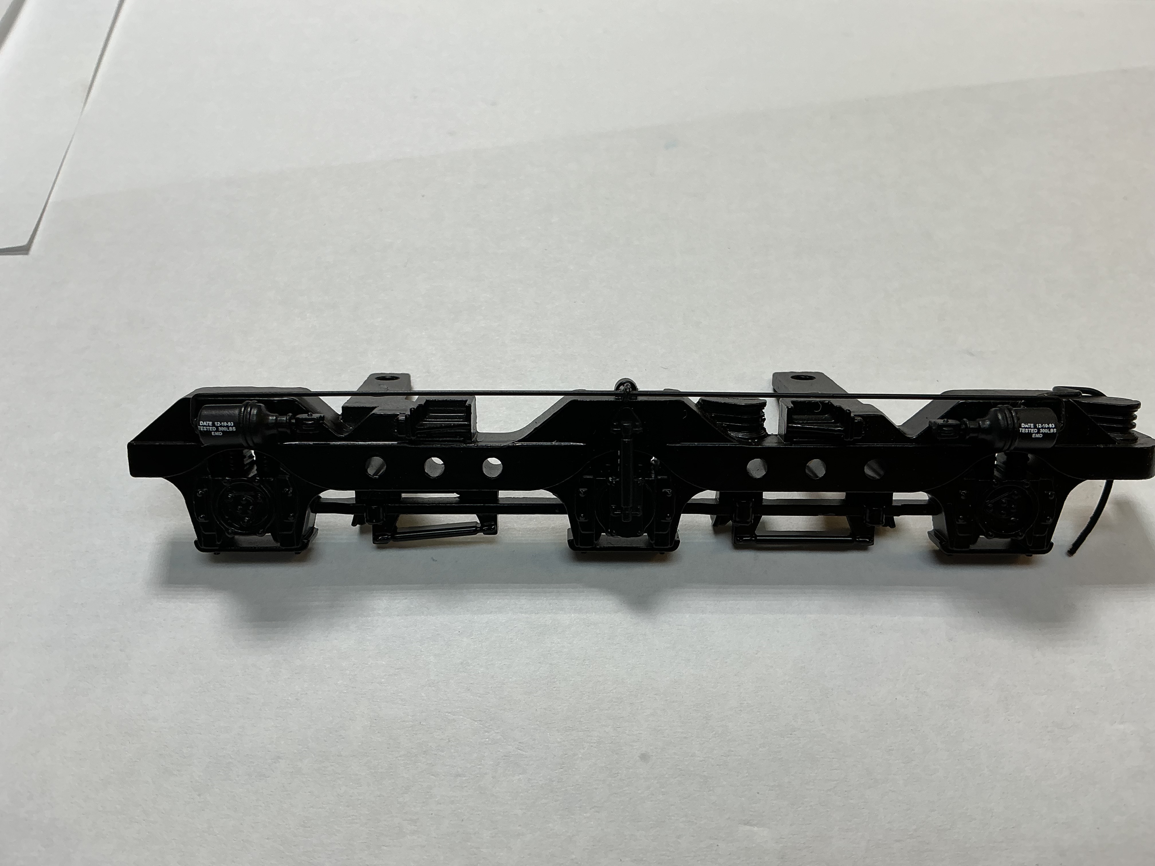 SIDE FRAME / 3-AXLE / LF & RR / BLACK / W/SEPARATE AIR RESERVOIRS & BRAKE LINE / PREMIER SD60M 