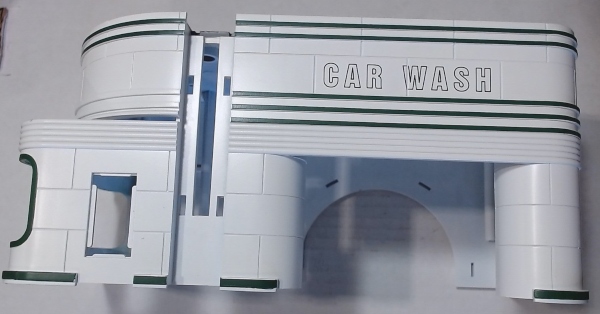 BUILDING / MAIN STRUCTURE W/OFFICE / RAILKING OPERATING CAR WASH / WHITE WITHGREEN TRIM