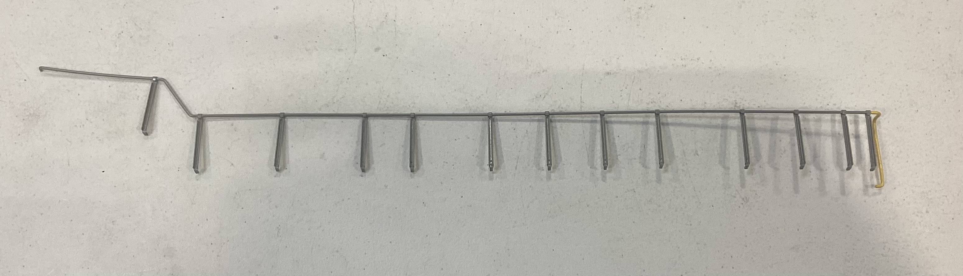 HANDRAIL / LH SIDE / LONG / GRAY W/YELLOW ENDS / NARROW NOSE / RAILKING ONE GAUGE DASH-8