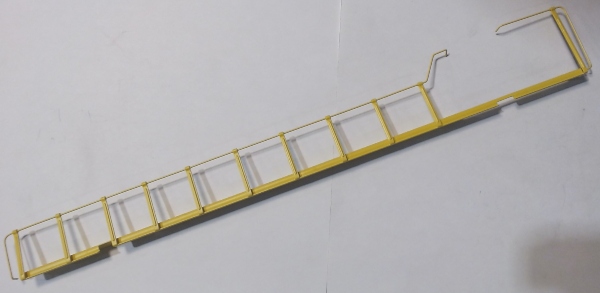 HANDRAIL / RH LONG / SANTA FE YELLOW / PREMIER GP38-2