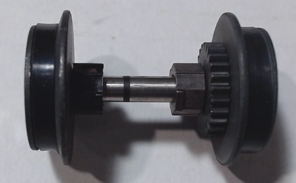 WHEEL & AXLE ASSEMBLY / HI-RAIL / W/AXLE BEARINGS / INSULATOR AWAY FROM GEAR / W/TRACTION TIRES / 3/2 FEATURE TRUCKS