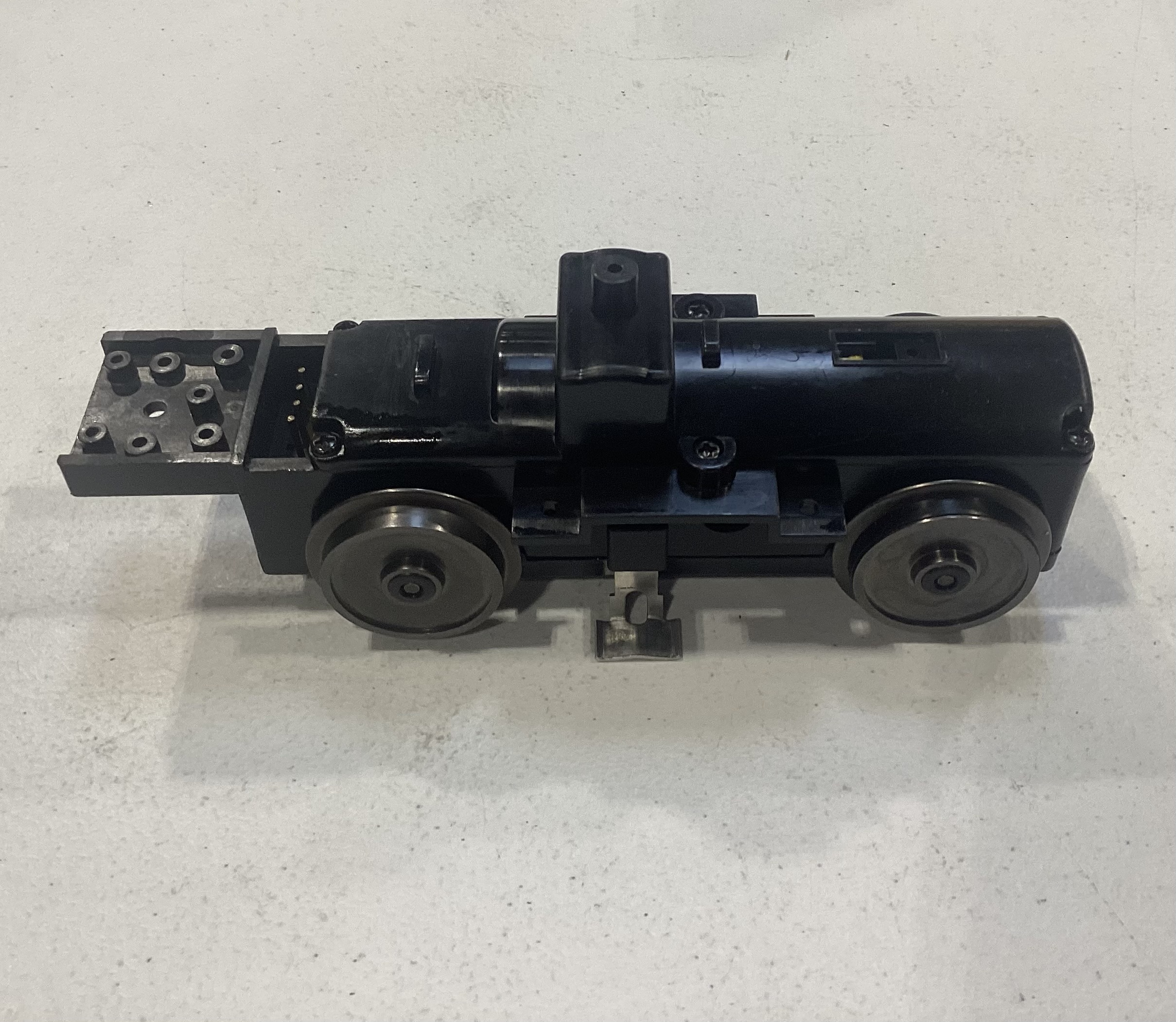 4-WHEEL TRUCK / POWERED / FRONT / W/STRIPED FLYWHEEL / FIRST RUN /RAILKING ONE GAUGE DASH-8