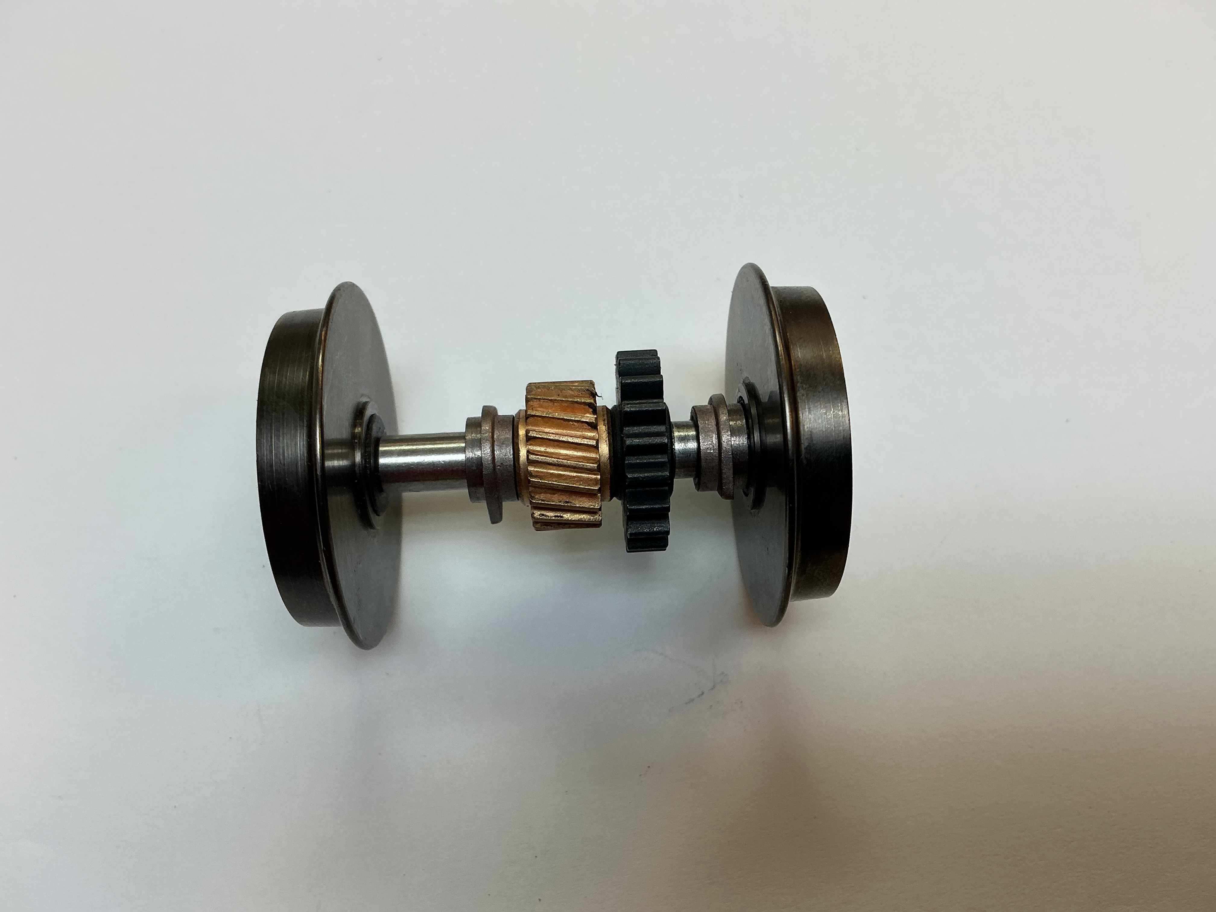 WHEEL & AXLE ASSEMBLY /  W/GEAR / W/WORM WHEEL / RAILKING ONE GAUGE  F-3, F-7, ES44 & SD70Ace W/VERTICAL MOTOR