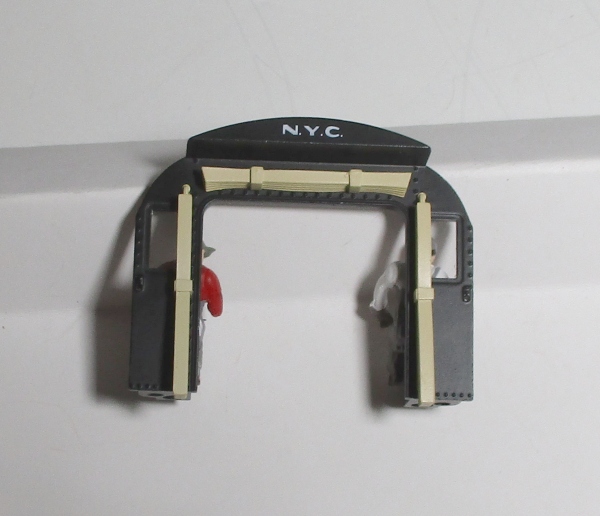 CAB REAR WALL / BLACK - NYC / W/FIGURES / W/TAN CURTAINS / W/HANDRAILS / PREMIER 0-8-0