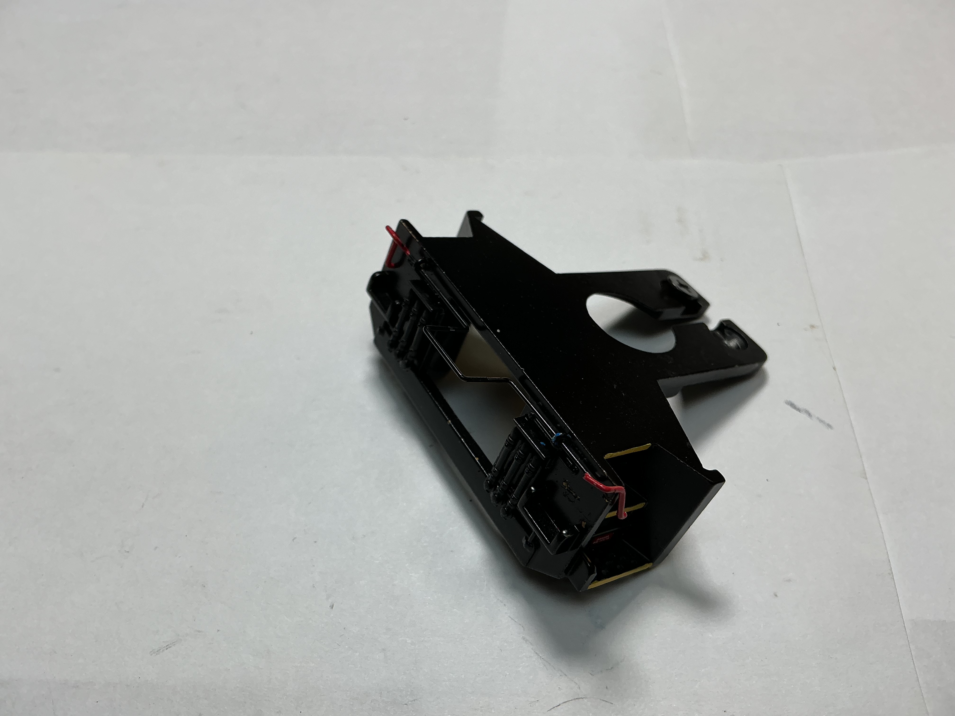 PILOT / 2 HOLE / BLACK W/YELLOW STEPS / W/CUT LEVER & BRAKE HOSES / PREMIER SD70ACE 
