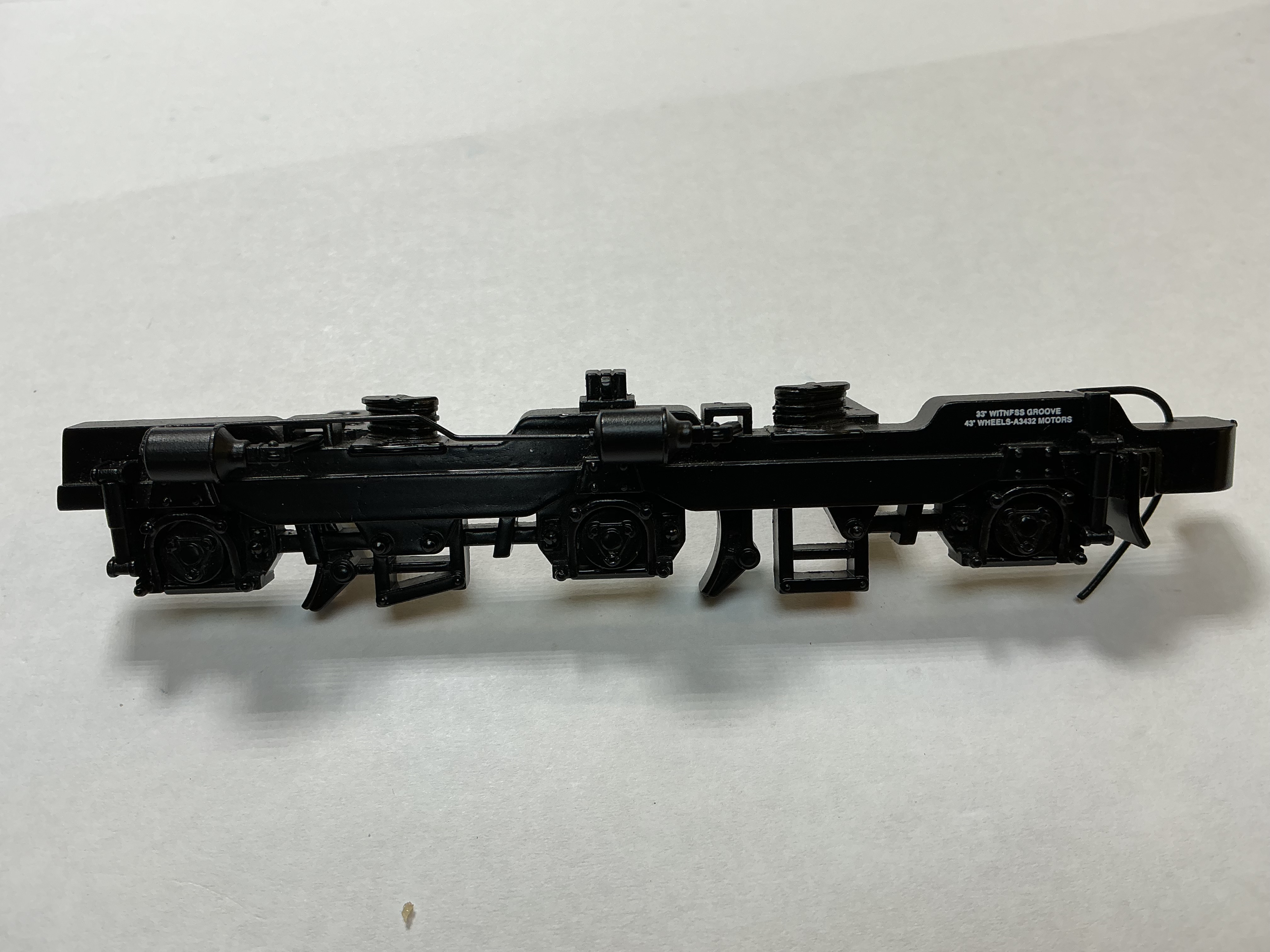 SIDE FRAME / 3-AXLE / LF & RR / BLACK / W/SEPARATE AIR RESERVOIRS & BRAKE LINE/ PREMIER SD70ACE
