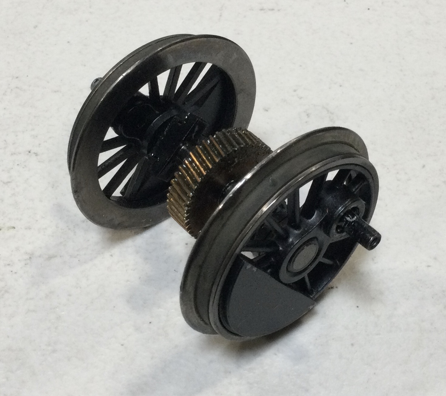 WHEEL & AXLE ASSEMBLY / DRIVER W/BEARINGS & WORM WHEEL / 3RD POSITION / CENTER & REAR ENGINES ONLY / RAILKING ONE GAUGE TRIPLEX