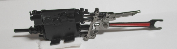 3RD CYLINDER STEAM CHEST / MOUNTS ON CENTER OF STEAM CHESTS / BLACK / W/BLACKENED LINKAGE (W/RED ROD CENTER) / PREMIER BR44