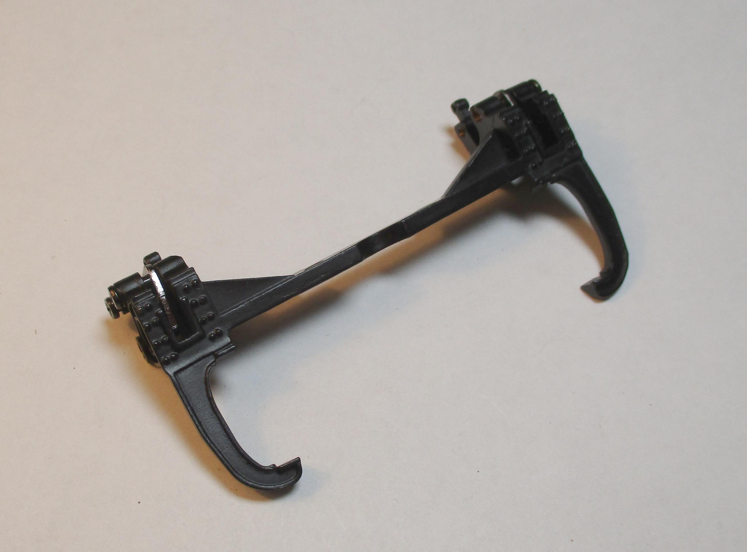MOTION HANGER / CROSSHEAD GUIDE SUPPORT / FRONT / LH & RH / W/ BELL CRANKS / BLACK / PREMIER 0-6-0 SWITCHER
