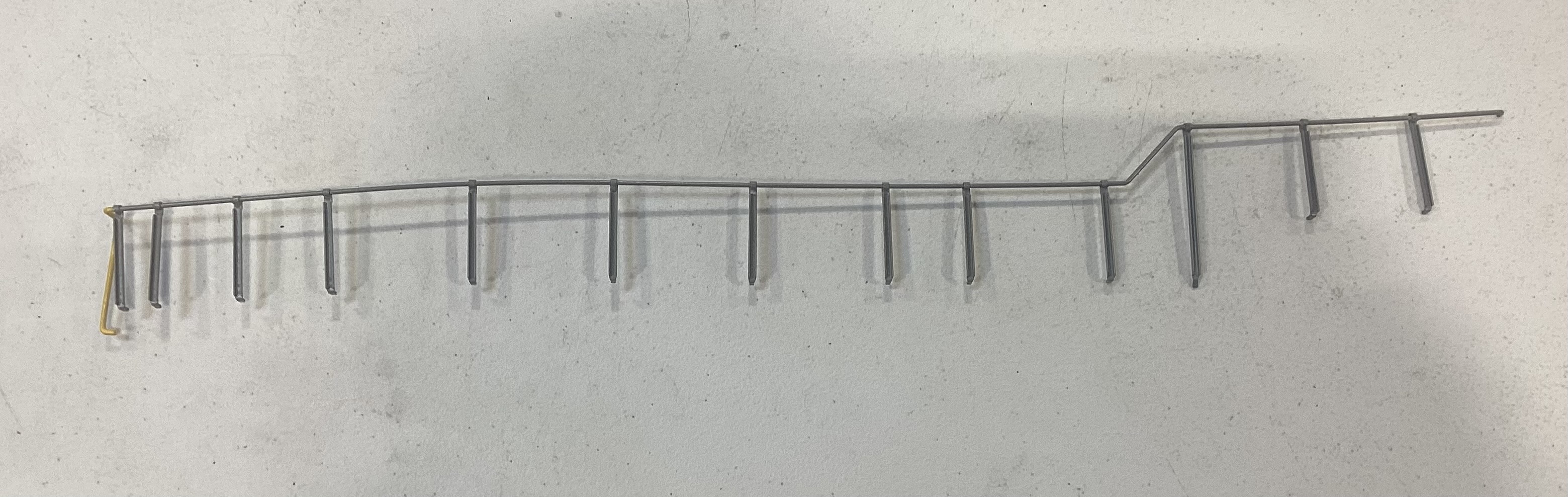 HANDRAIL / RH SIDE / LONG / GRAY W/YELLOW ENDS / NARROW NOSE /RAILKING ONE GAUGE DASH-8