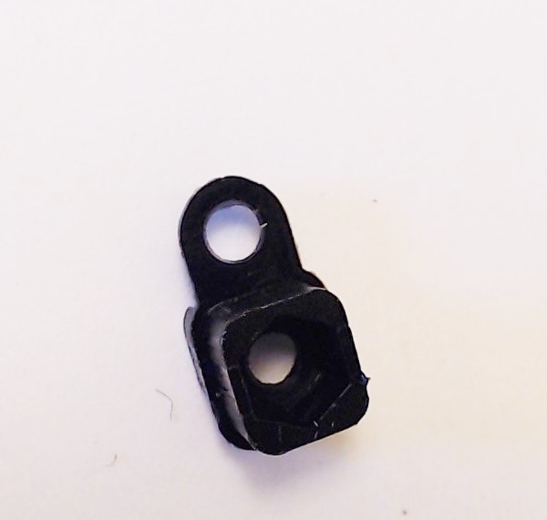 PICK UP INSULATOR / TOP / CENTERED TAB / 5.2mm THICK