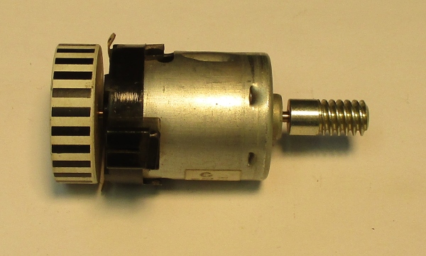 DC MOTOR / RS365SH / MD001-M8 / F/W 30mm D x 9mm THICK / WORM LENGTH 21.45mm TO 21.79mm / STRIPED / PS 2 BKT