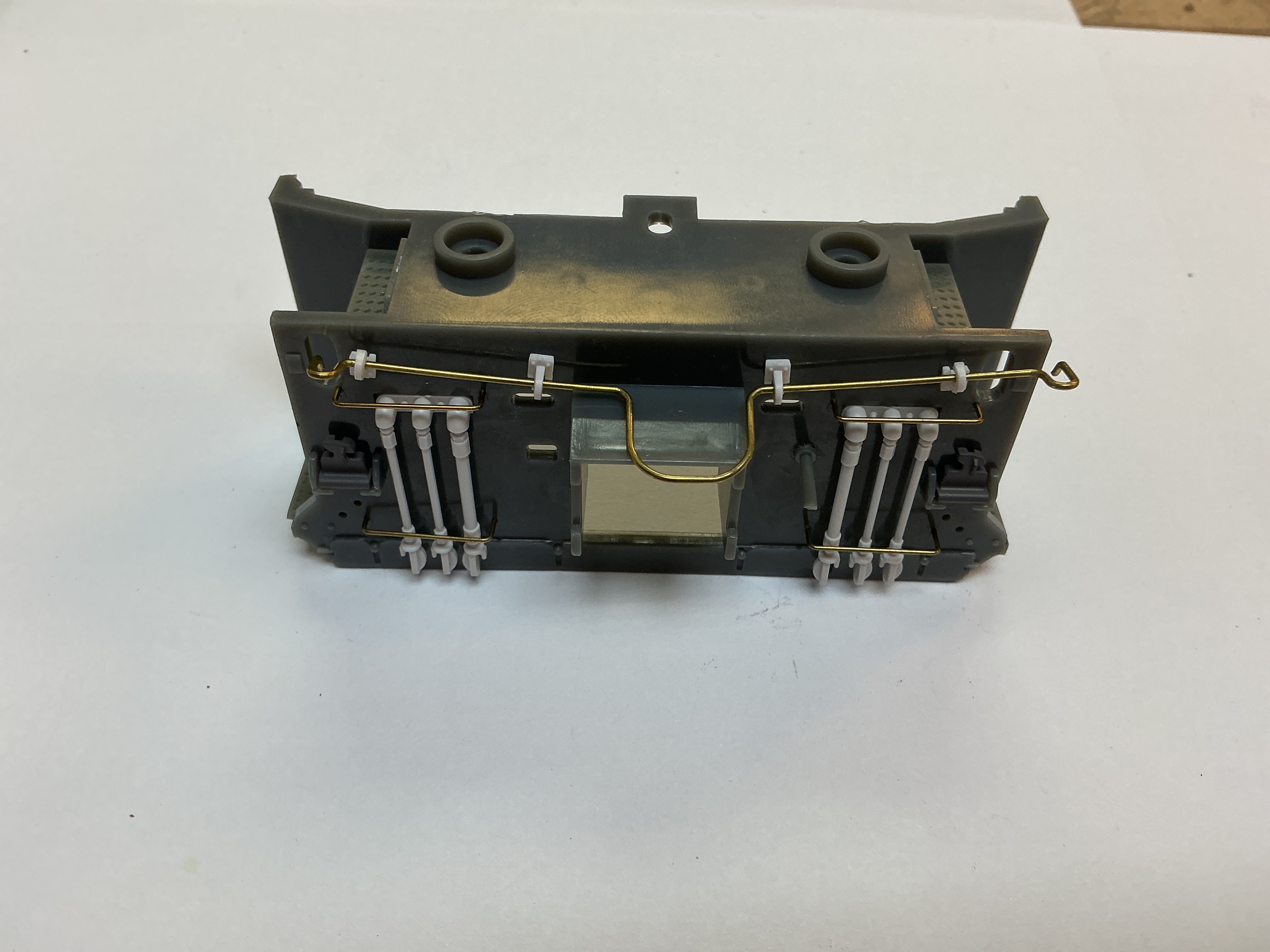 PILOT / FIXED / REAR / UNPAINTED / RAILKING ONE GAUGE ES44AC
