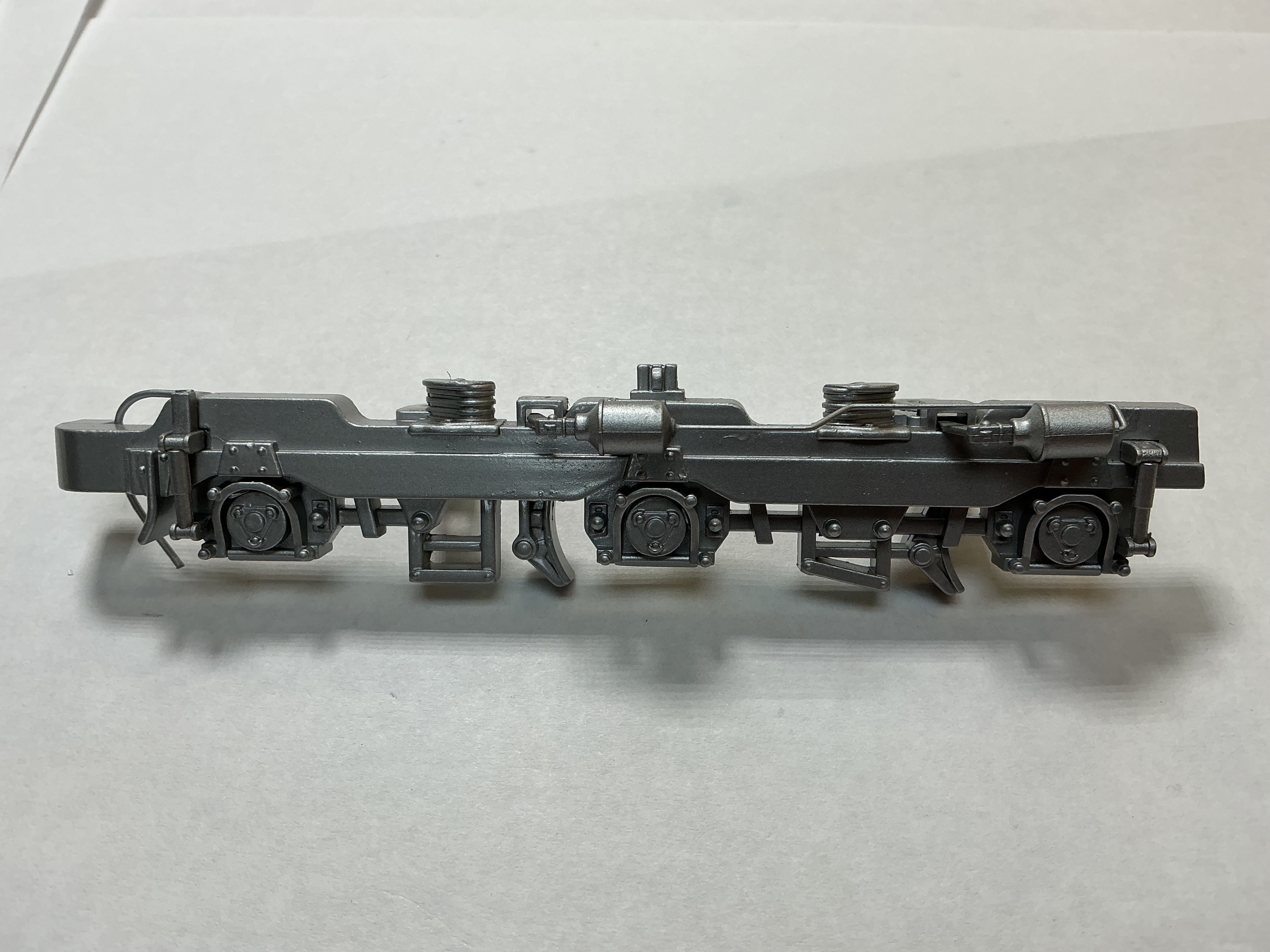 SIDE FRAME / 3-AXLE / RF & LR / SILVER / W/SEPARATE BRAKE RESERVOIRS & AIR LINE / PREMIER SD60M