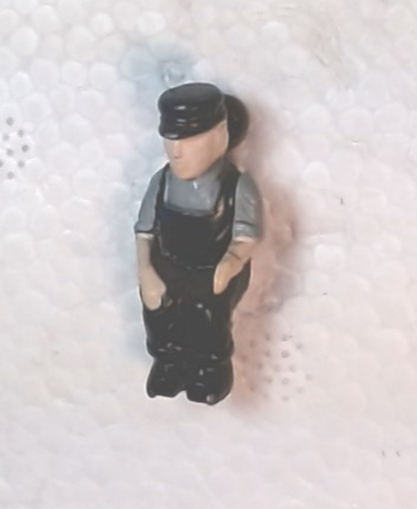 FIGURE / ENGINEER / FIREMAN /SEATED / BLUE OVERALLS W/GRAY SHIRT / O GA STEAM & DIESEL