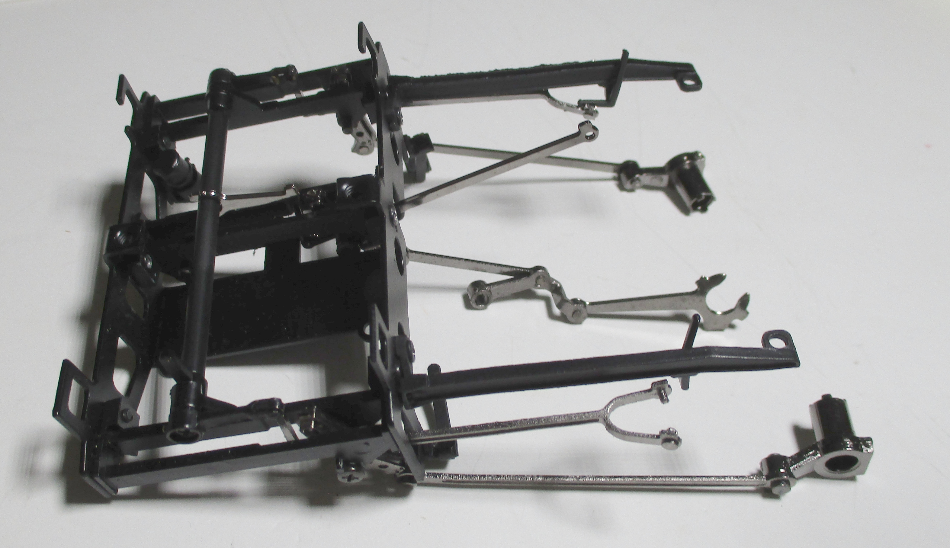 MOTION HANGER ASSEMBLY / BLACK / W/LH & RH SUPPORT ARMS / W/BLACKENED LINKAGE & ECCENTRIC RODS / PREMIER BR44 & SNCF 150X