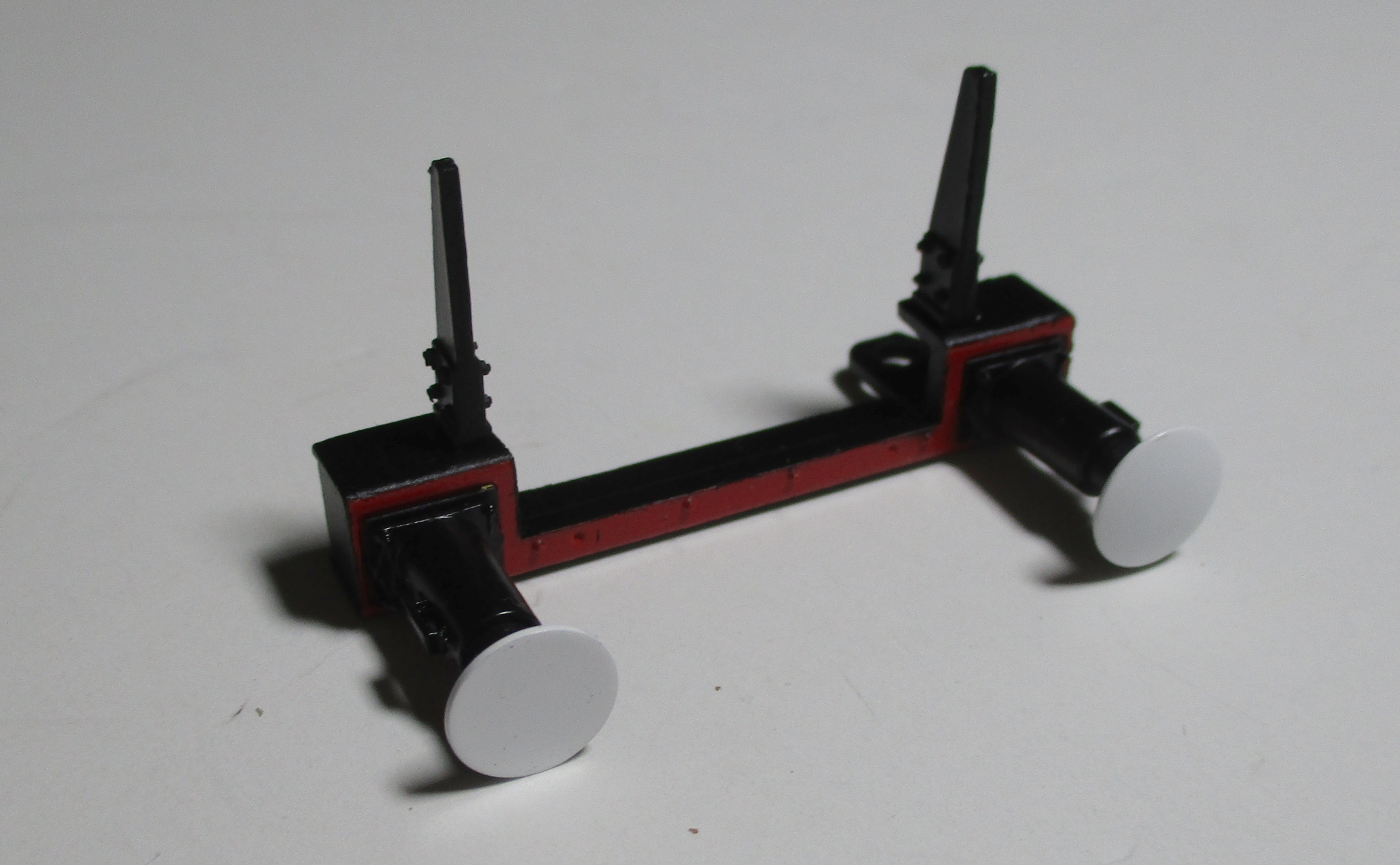REAR BEAM / W/BUFFERS / 3-RAIL / WHITE / RED & BLACK / TENDER / PREMIER BR44