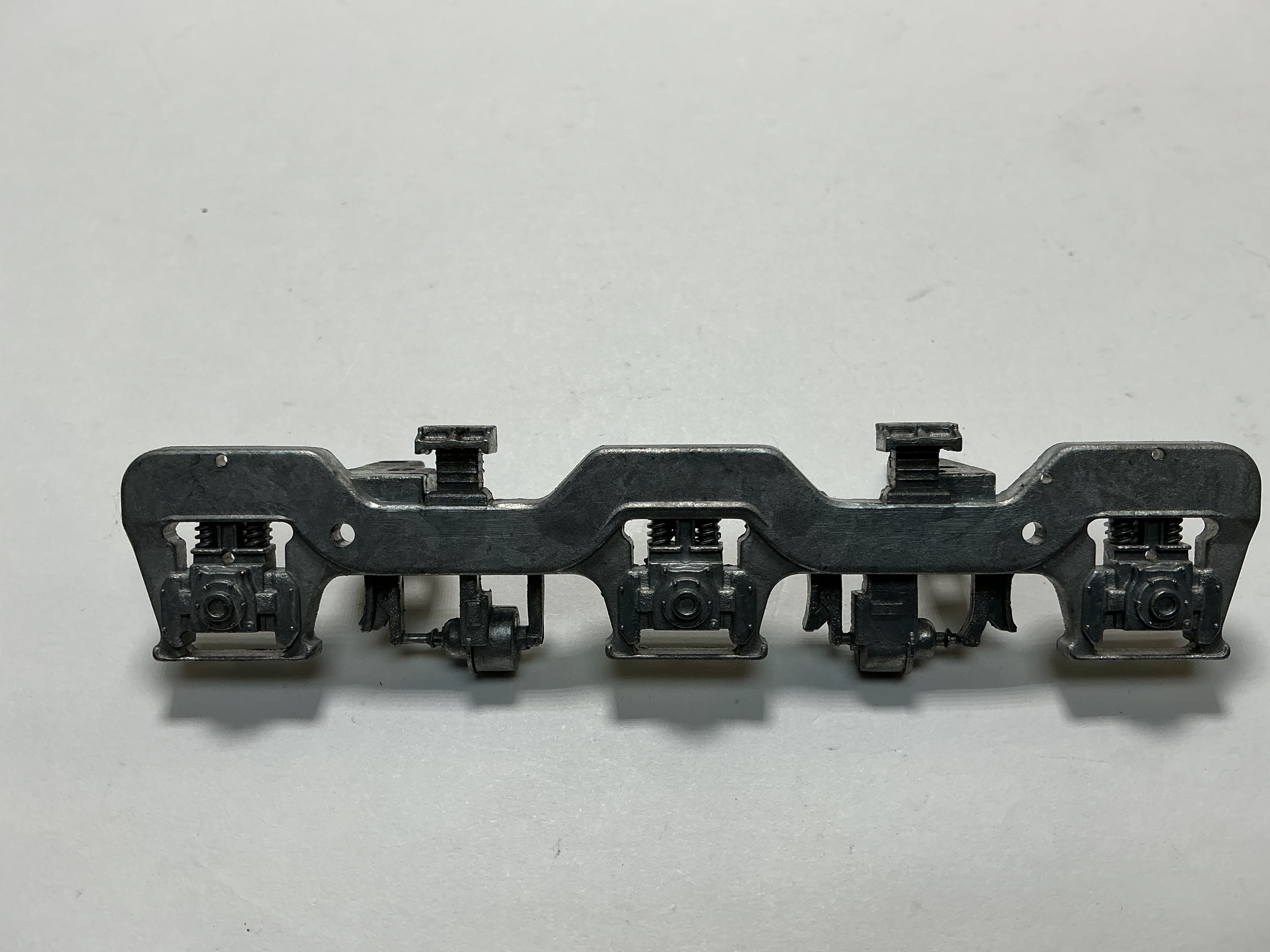 SIDE FRAME / 3-AXLE / LF & RR / UNDECORATED / TOP MOUNT / W/O SHOCK ABSORBERS / PREMIER U30C