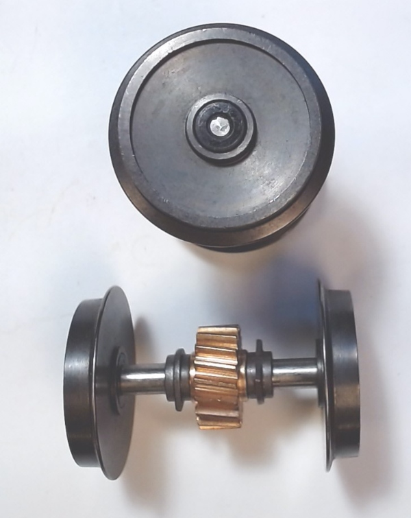 WHEEL & AXLE ASSEMBLY / W/HELICAL GEAR / W/O TRACTION TIRE / RAILKING ONE GAUGE DASH-8