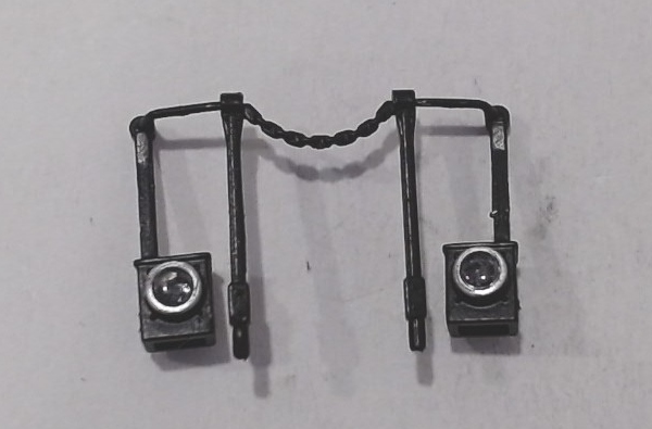 HANDRAIL / FRONT / W/DITCH LIGHT HOUSINGS / BLACK & GRAY / NS / HO SCALE SD70M