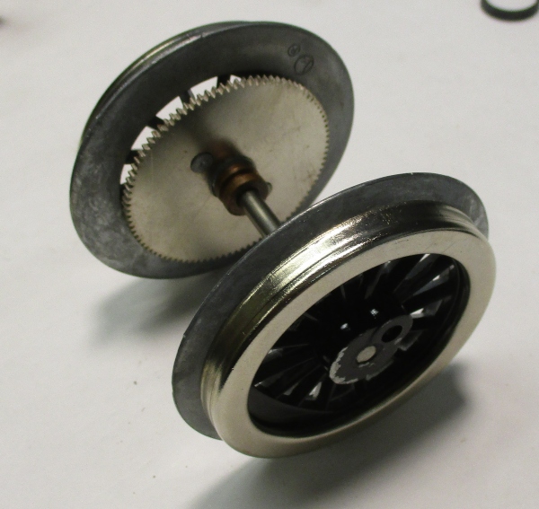 WHEEL & AXLE ASSEMBLY / STANDARD GAUGE / STEAM / LARGE HOLE / BLACK SPOKED CENTERS / W/BULL GEAR / STANDARD GAUGE BILD-A-MOTOR 