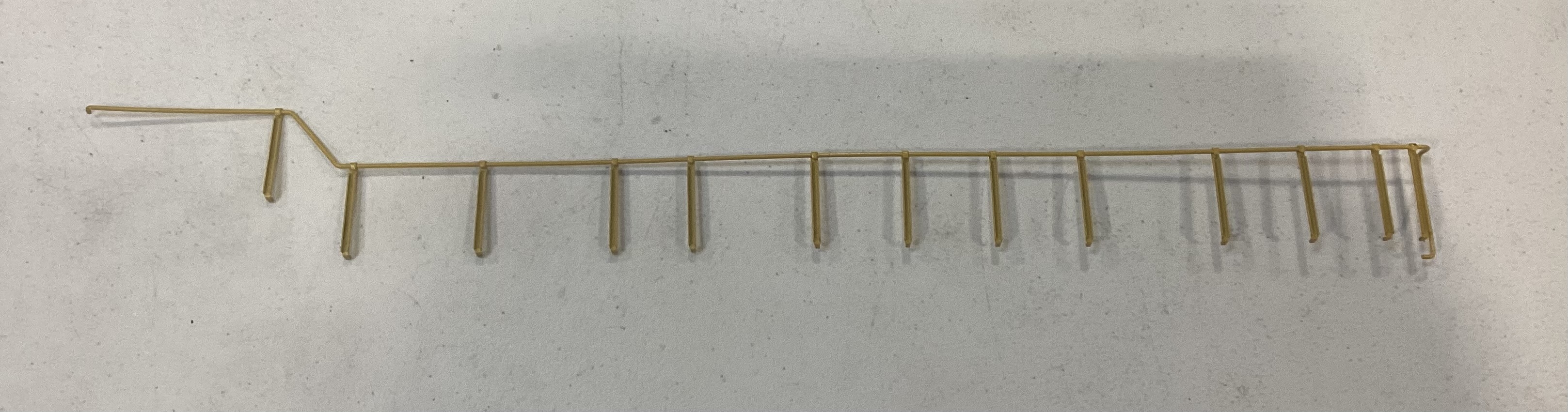 HANDRAIL / RH SIDE / LONG / YELLOW / NARROW NOSE /RAILKING ONE GAUGE DASH-8