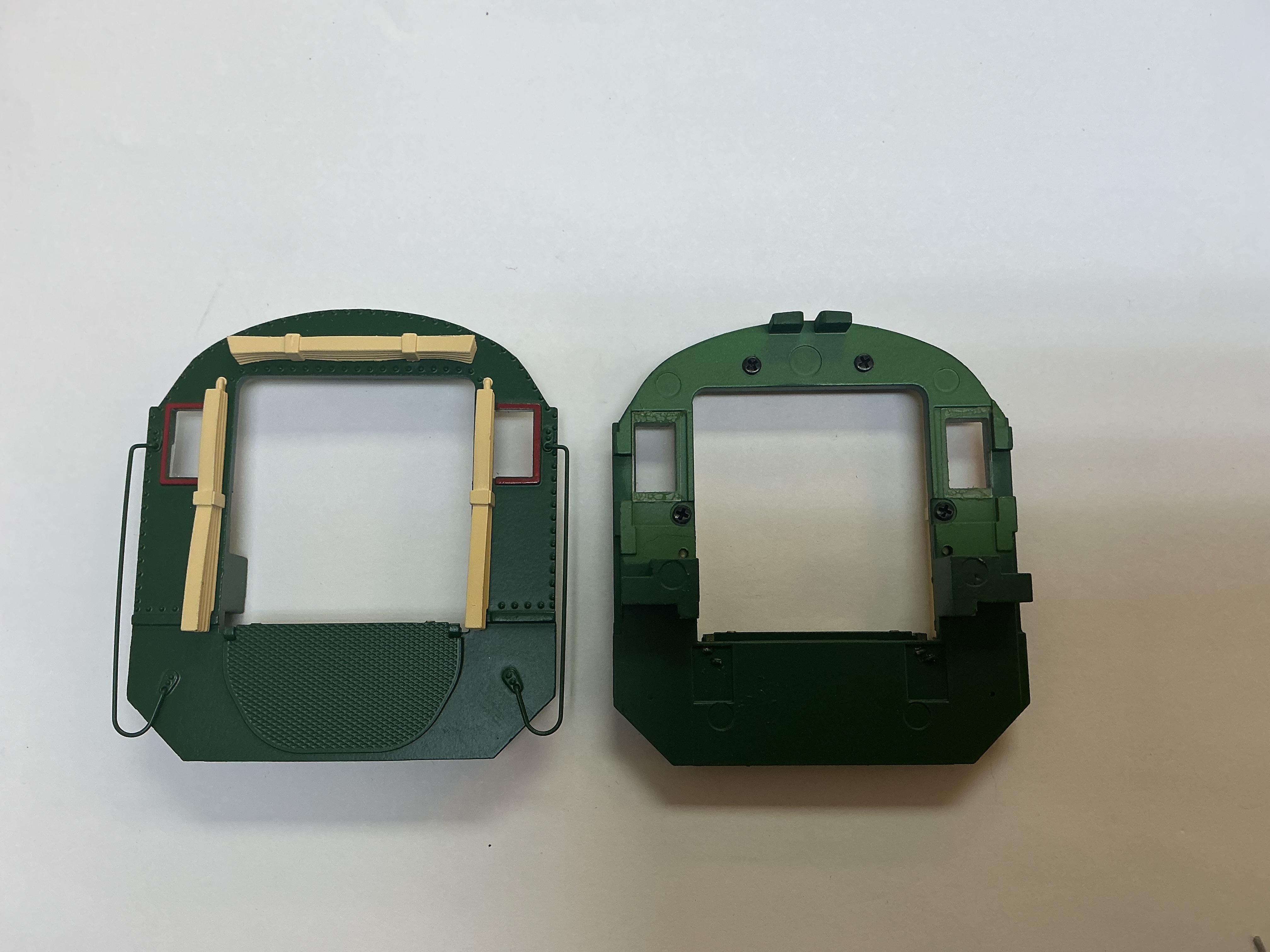 CAB REAR WALL / GREEN / W/O FIGURES / PREMIER LIGHT MIKADO 2-8-2