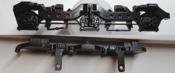 SIDE FRAME / 3-AXLE / LF & RR / BLACK / TOP MOUNT / PS 2 / (RAILKING SCALE) / RAILKING SD60