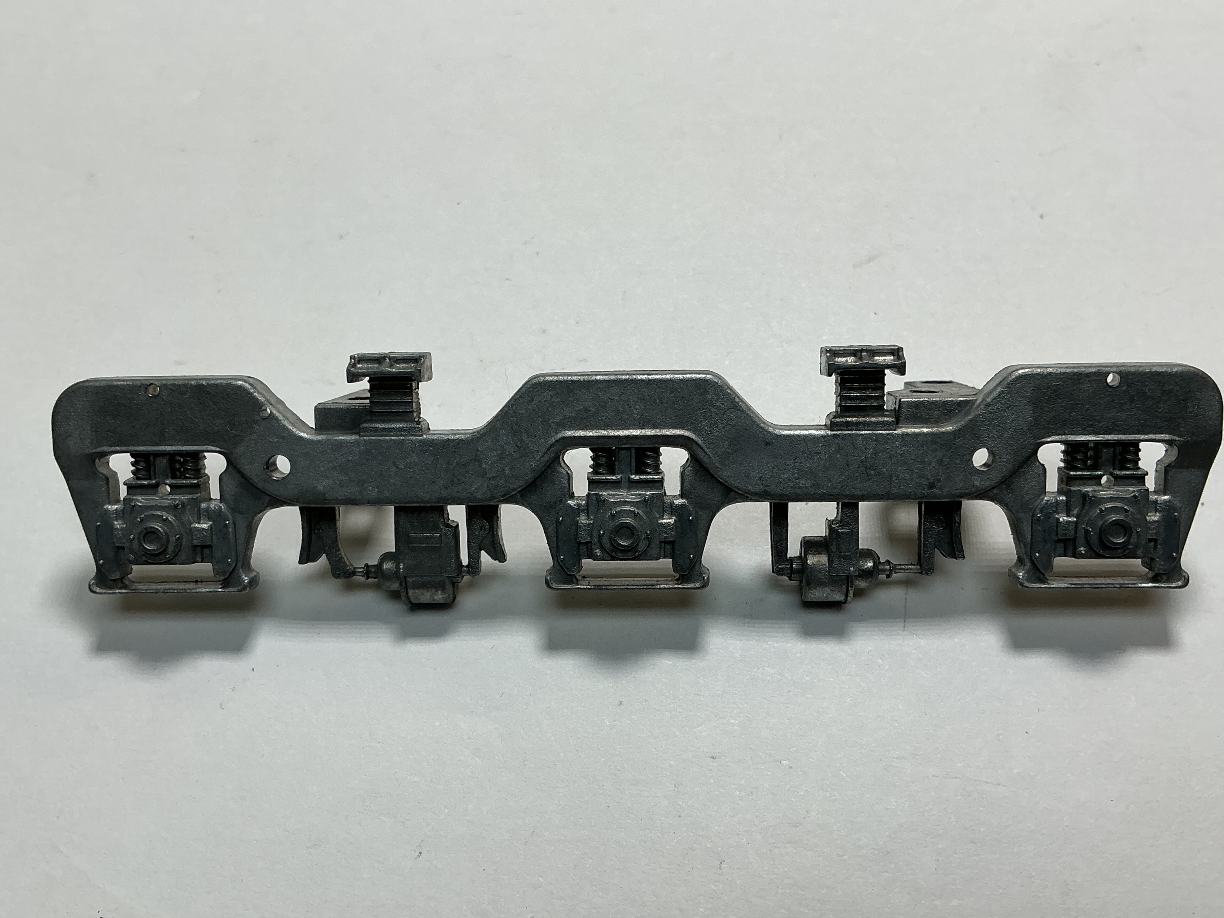 SIDE FRAME / 3-AXLE / FF & LR / UNDECORATED / TOP MOUNT / W/O SHOCK ABSORBERS / PREMIER U30C